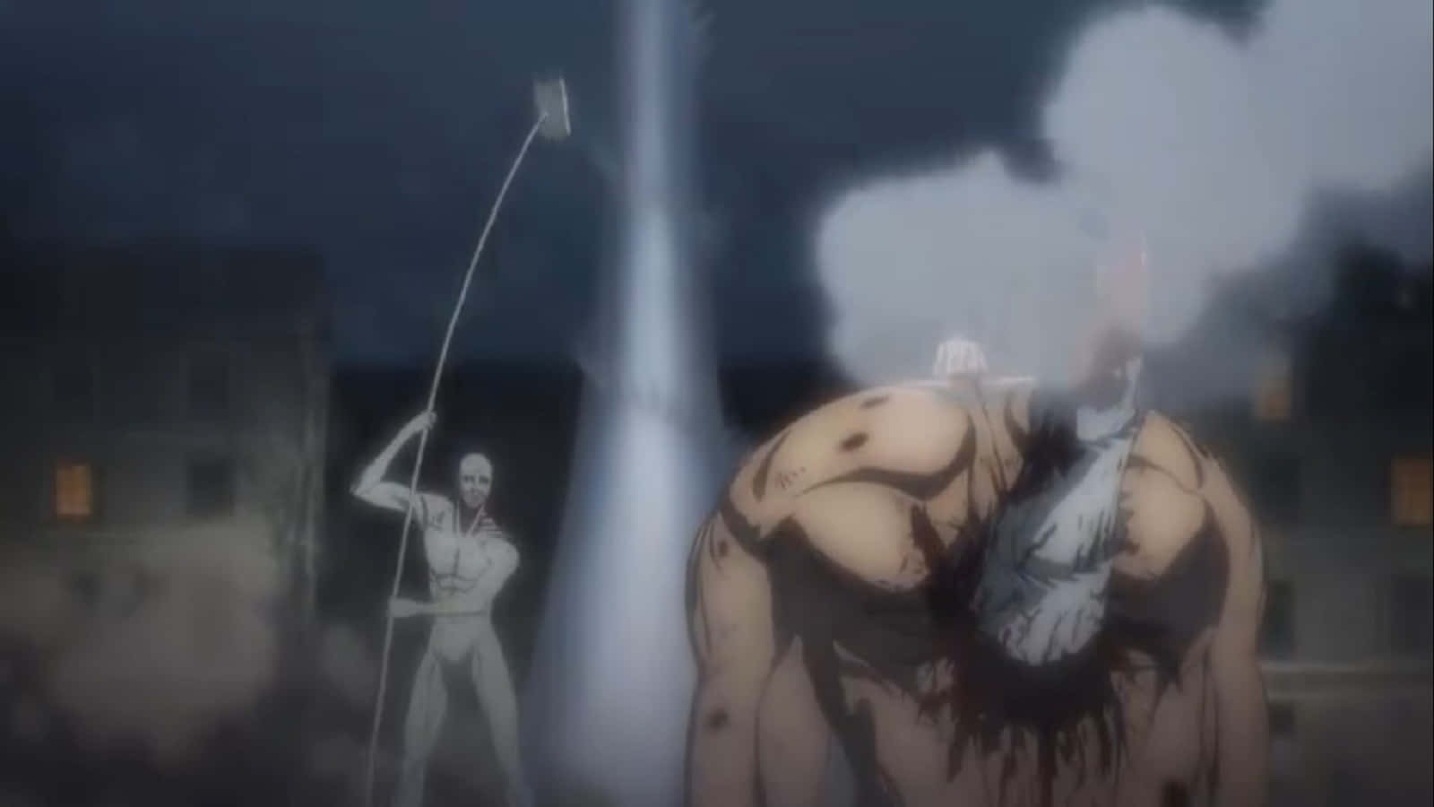War Hammer Titan 桌布 壁紙 — 一個頸部斷裂的巨型人形身影站在煙霧中，一名身穿白色西裝的士兵在夜晚的廢墟城市中將長矛對準它。