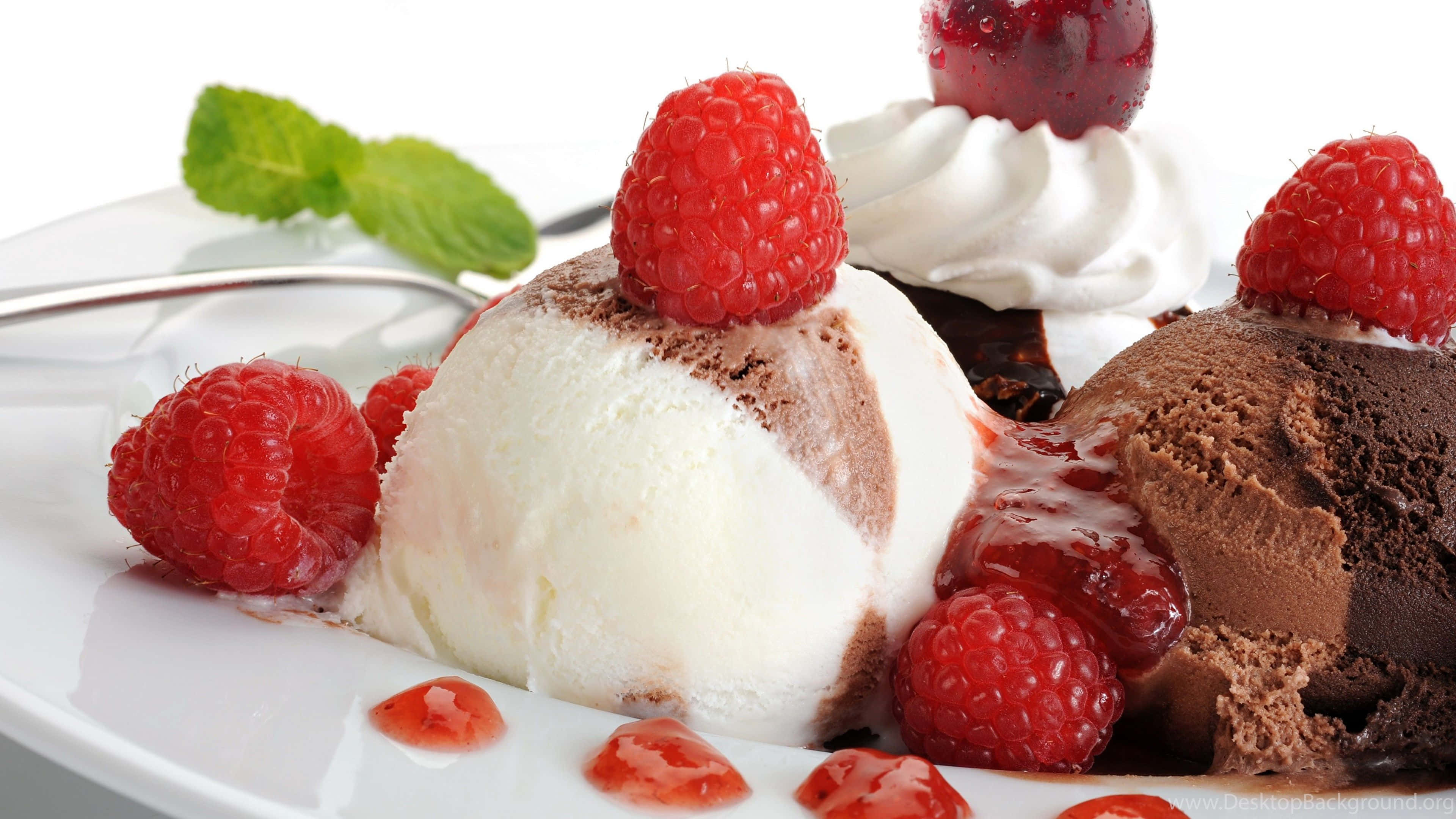 Spring Desserts 桌布 壁紙 — 一個頹廢的甜品，在白色碟子上有雲呢拿和朱古力雪糕，上面放上新鮮覆盆子和薄荷。