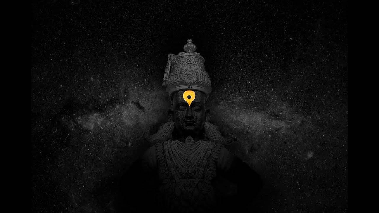 Hindu God 桌布 壁紙 — 一個額頭上有發光黃點嘅黑暗神像，企喺星光宇宙背景前面。