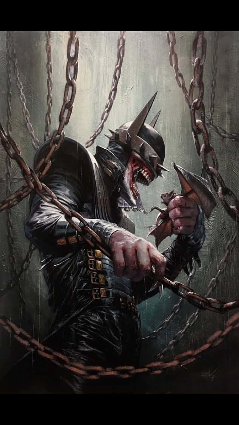 The Batman Who Laughs 桌布 壁紙 — 一個類似蝙蝠的怪物形象，擁有尖銳的牙齒和帶刺的頭盔，在黑暗、粗糙、雨水浸濕的環境中緊握著生鏽的鎖鏈。