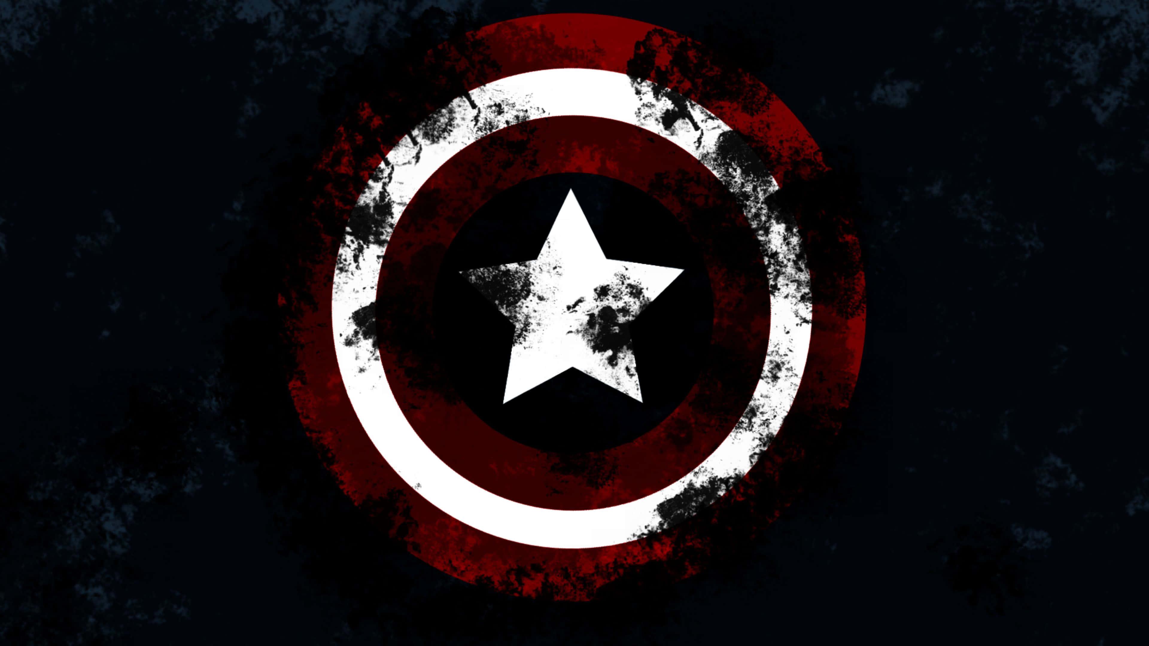 4K Captain America 桌布 壁紙 — 一個風化嘅美國隊長盾牌，有紅、白、藍色環同中間一粒星，背景係深色有紋理。