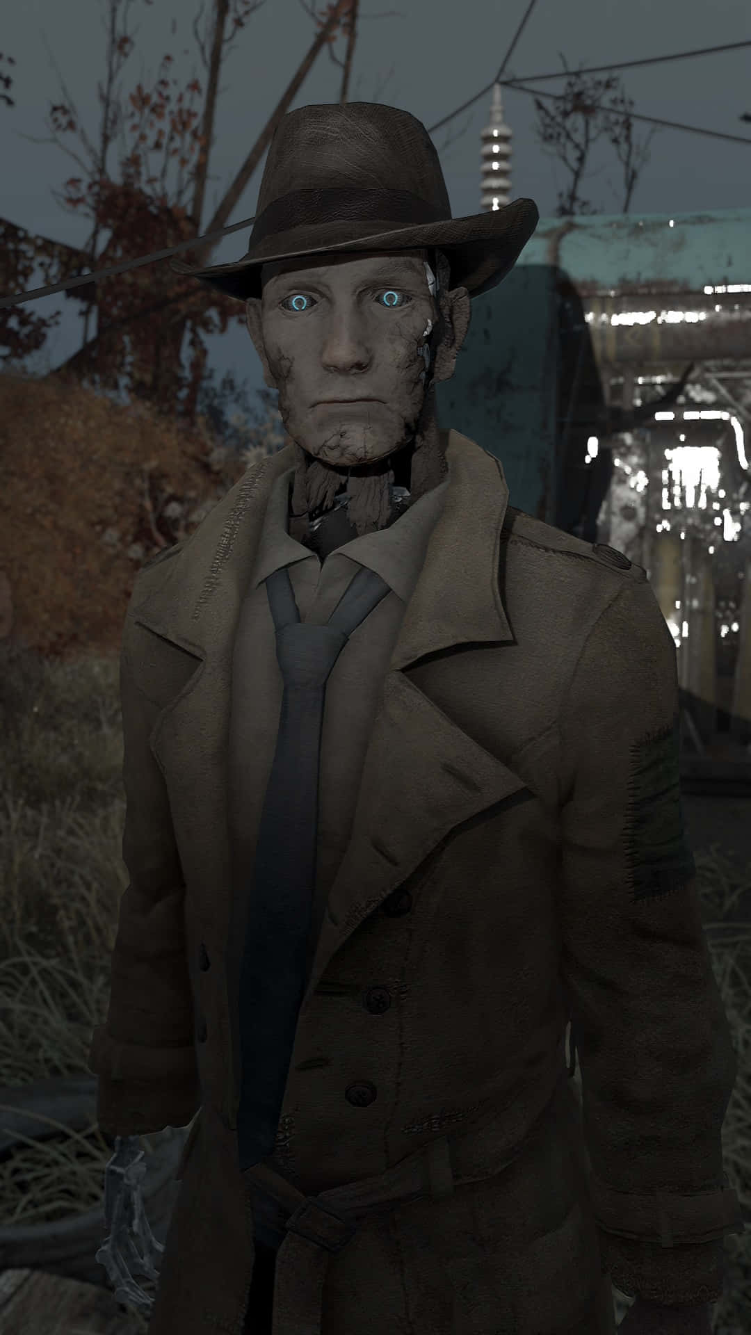 Nick Valentine 桌布 壁紙 — 一個風化的人形機械人，擁有發光的藍色眼睛和棕色軟呢帽，站在昏暗、雜草叢生的工業廢墟中。
