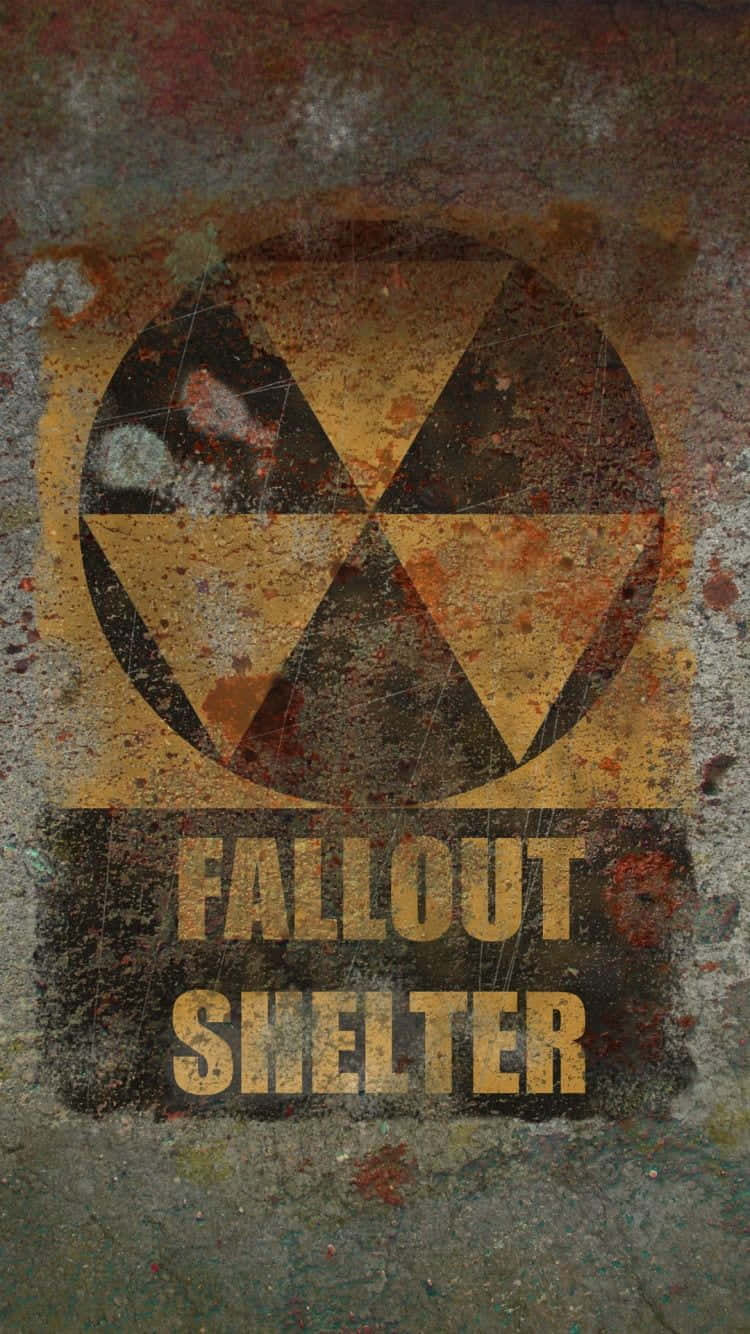 Fallout Shelter 桌布 壁紙 — 一個風化的輻射避難所標誌，帶有放射性符號，鏽蝕的金屬表面上有剝落的黃色油漆。