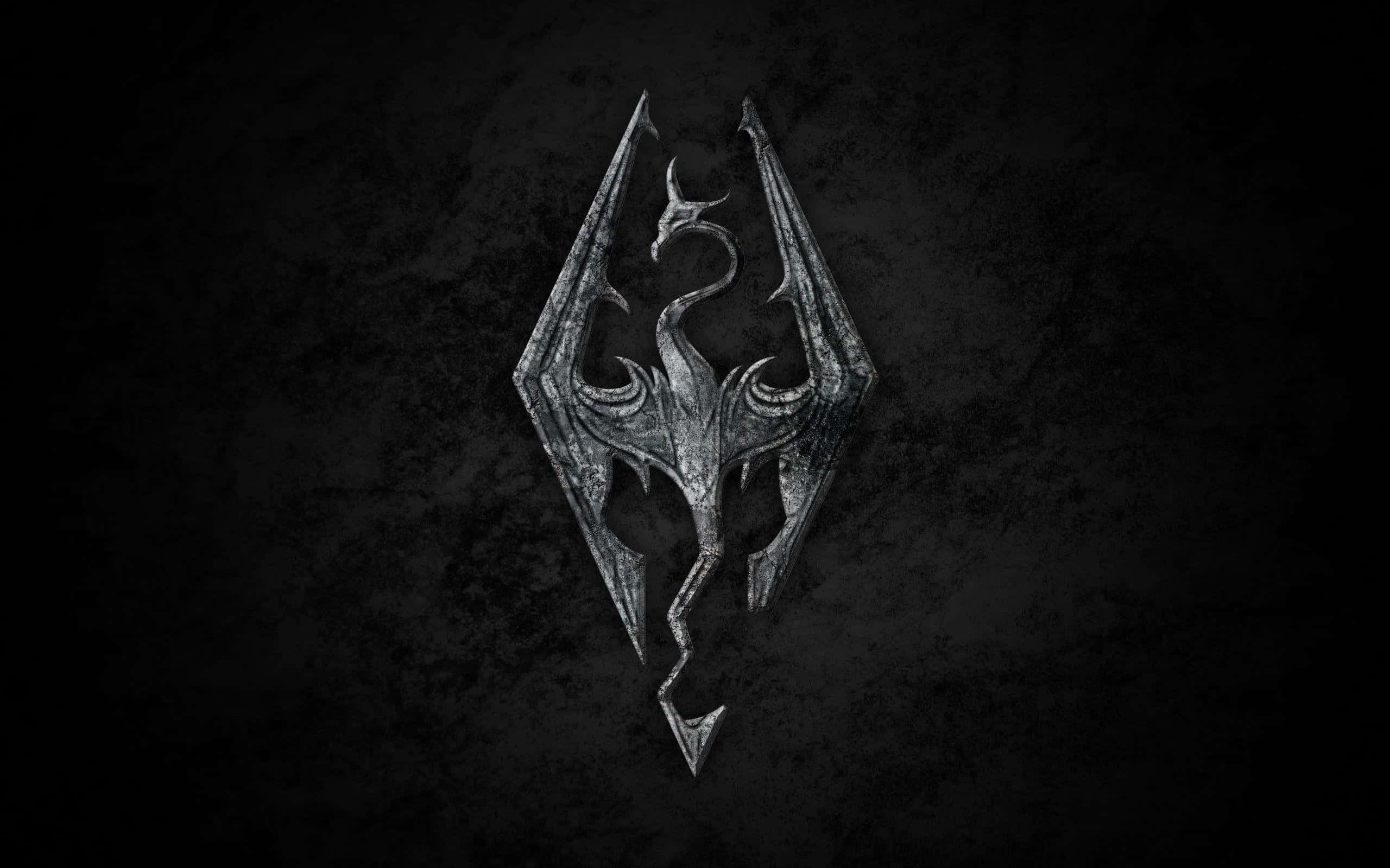 The Elder Scrolls V Skyrim 桌布 壁紙 — 一個風化的銀色龍徽章，展開翅膀，在深色紋理背景上隱約發光。