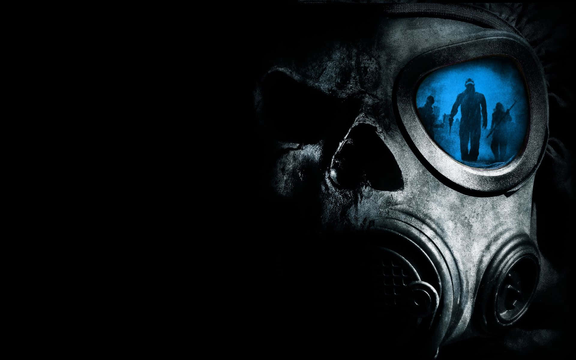 Horror Masks 桌布 壁紙 — 一個風化的防毒面具帶有類似骷髏的紋理，反射出黑暗、不祥環境中人物詭異的藍色剪影。