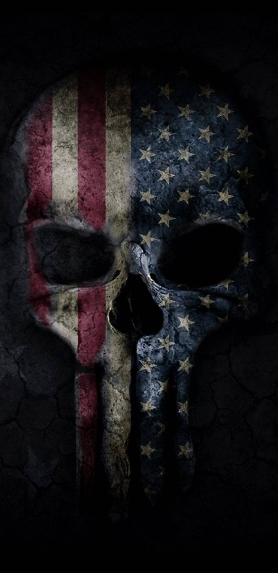 Black American Flag 桌布 壁紙 — 一個風化的頭骨，半被美國國旗的星星和條紋覆蓋，背景是裂開的深色。