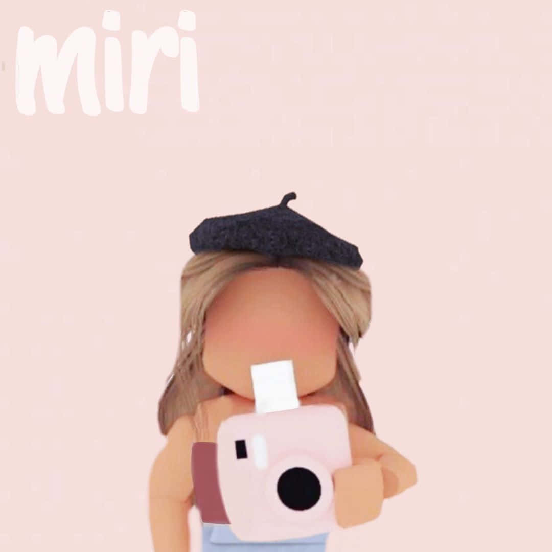 Roblox Aesthetic 桌布 壁紙 — 一個風格化的 Roblox 頭像，金髮戴黑色貝雷帽，在柔和的粉紅色背景前拿著粉紅色即影即有相機。
