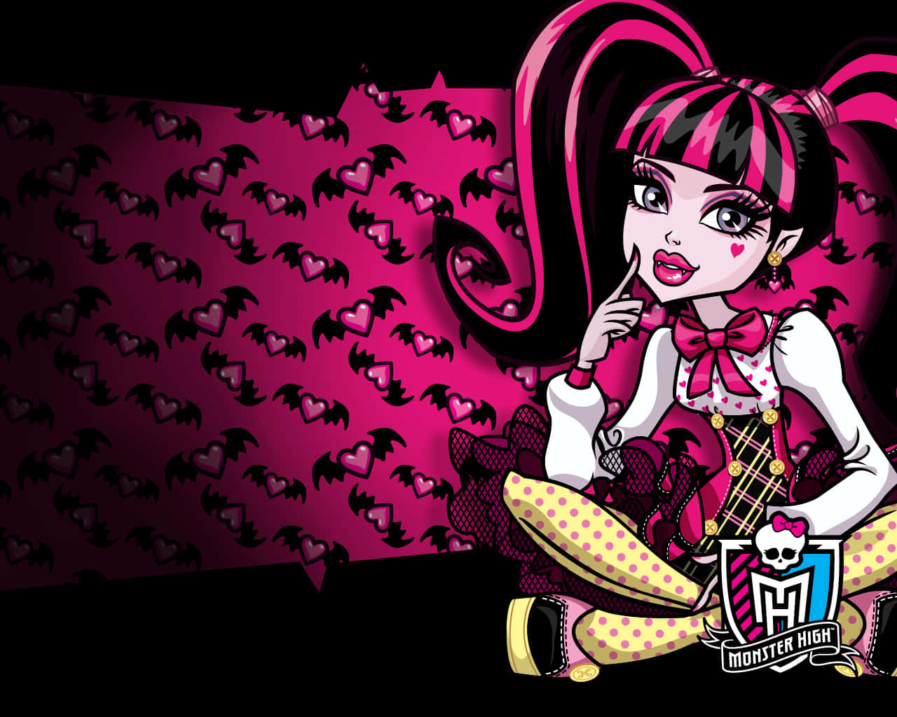 Monster High 桌布 壁紙 — 一個風格化的Monster High角色，擁有粉紅色和黑色的頭髮，坐在充滿蝙蝠和心形圖案的鮮豔粉紅色背景前。