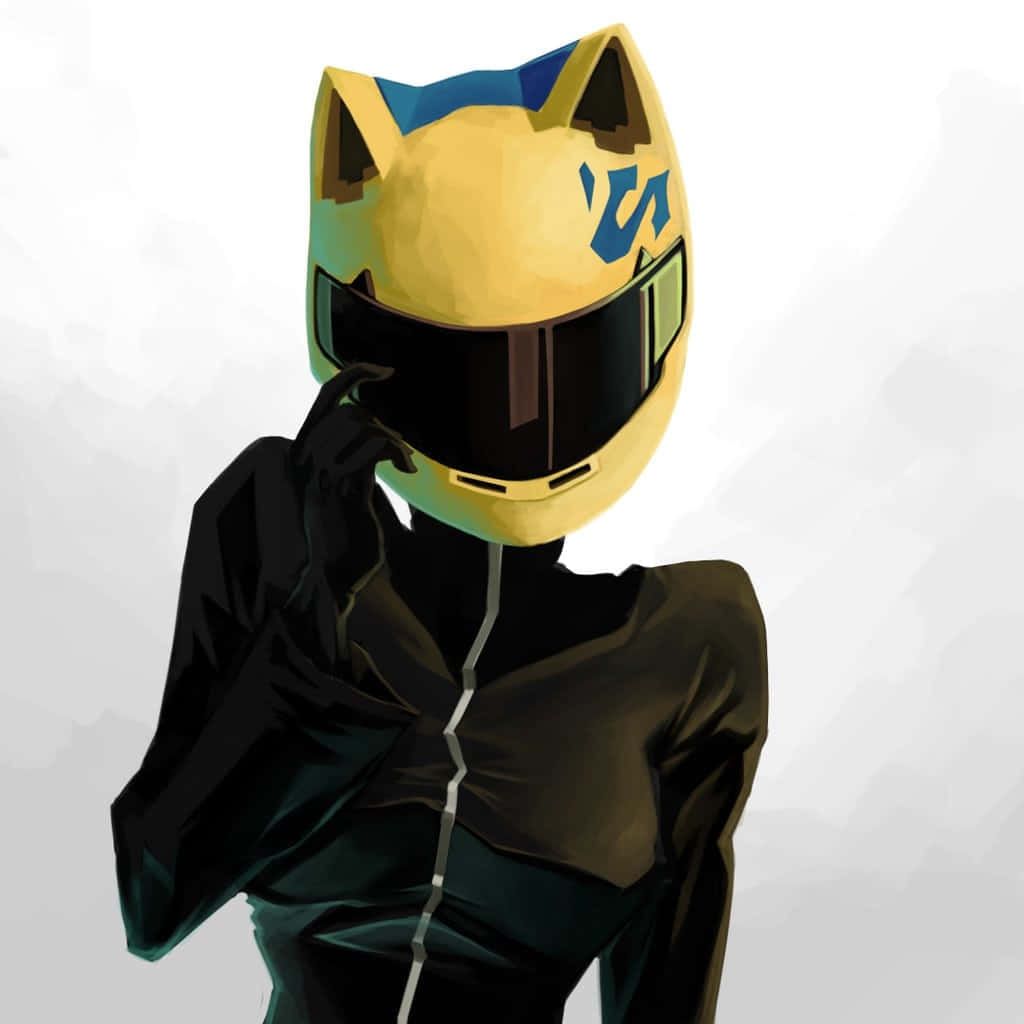 Celty Sturluson 桌布 壁紙 — 一個風格化的人物，戴著帶有藍色點綴和黑色面罩的黃色貓耳頭盔，穿著深色西裝，在柔和的灰色背景上觸摸下巴。