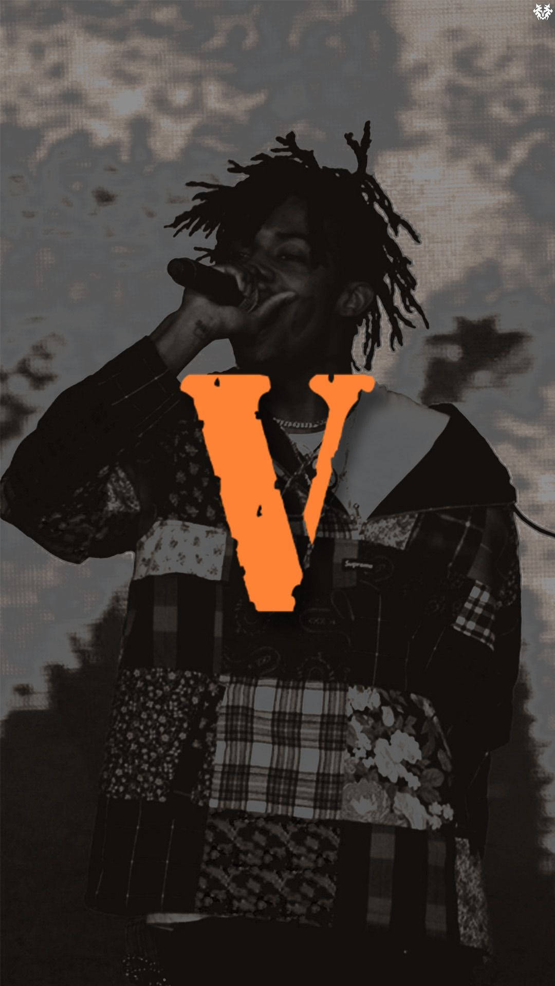 Vlone 桌布 壁紙 — 一個風格化的人物肖像，人物梳著辮子對著咪高峰唱歌，在紋理灰色背景上疊加了一個大膽的橙色「V」。