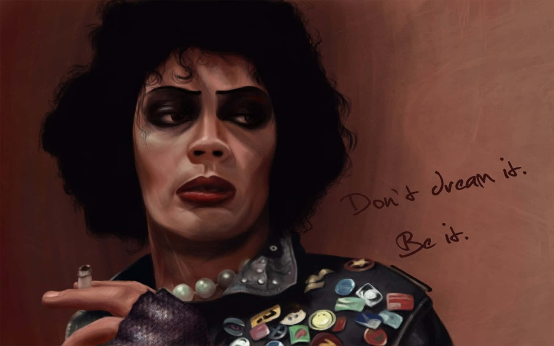 Tim Curry 桌布 壁紙 — 一個風格化的人物肖像，化著戲劇性的妝容，穿著佈滿鈕扣的夾克，在溫暖的棕色背景前拿著一支香煙。
