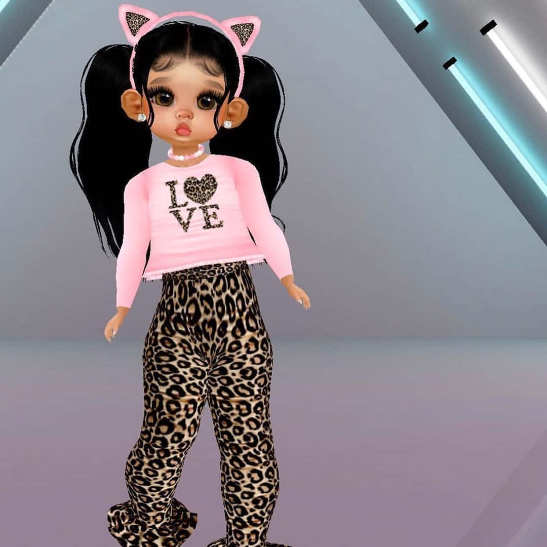 imvu 桌布 壁紙 — 一個風格化的動漫女孩，有貓耳朵和雙馬尾，穿著粉紅色「love」T恤和豹紋褲，背景是未來風格的發光背景。