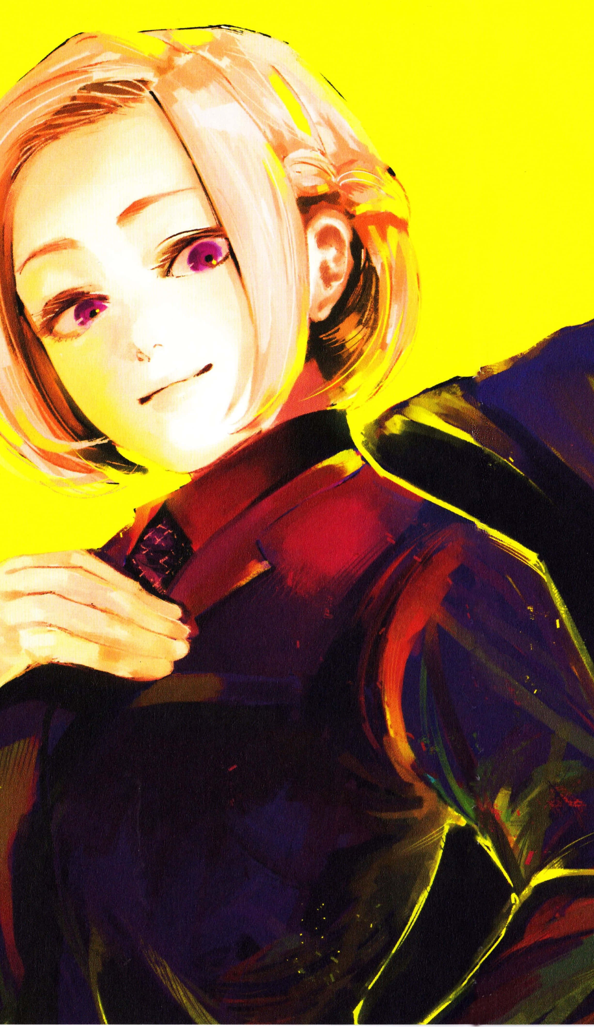 Akira Mado 桌布 壁紙 — 一個風格化的動漫女孩，短金髮和紫色眼睛，在充滿活力的黃色背景前溫柔地微笑。