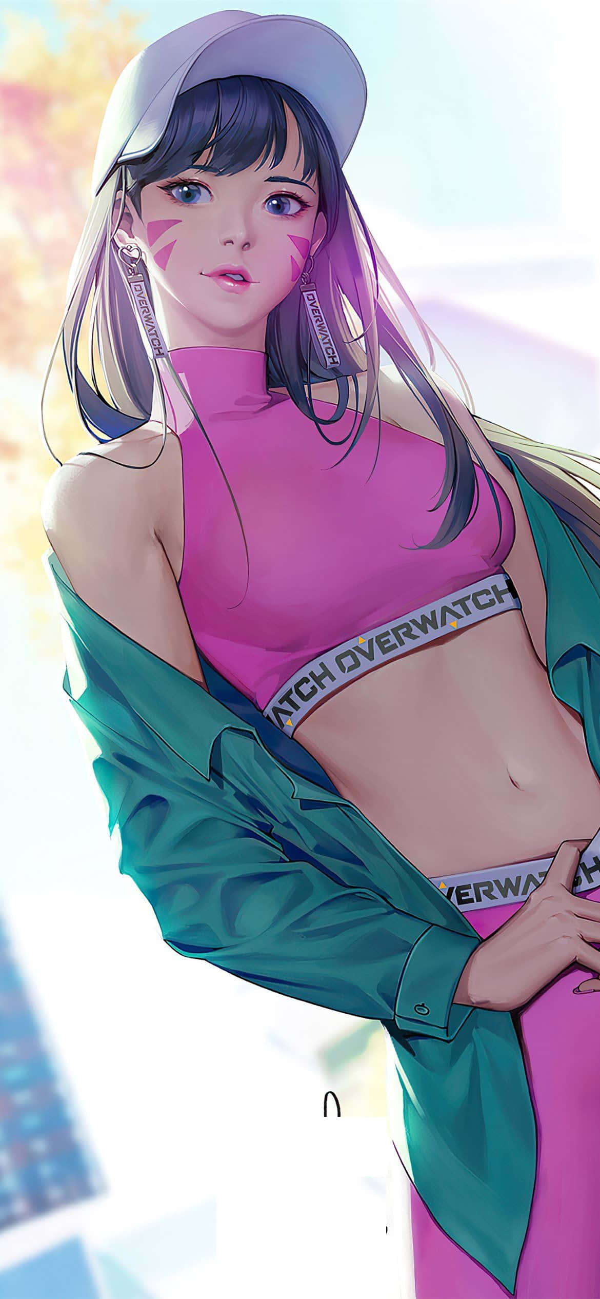Overwatch D.va 桌布 壁紙 — 一個風格化的動漫女孩，紫色頭髮和粉紅色臉部彩繪，穿著粉紅色Overwatch露臍上衣和綠色外套，背景是明亮模糊的城市景觀。