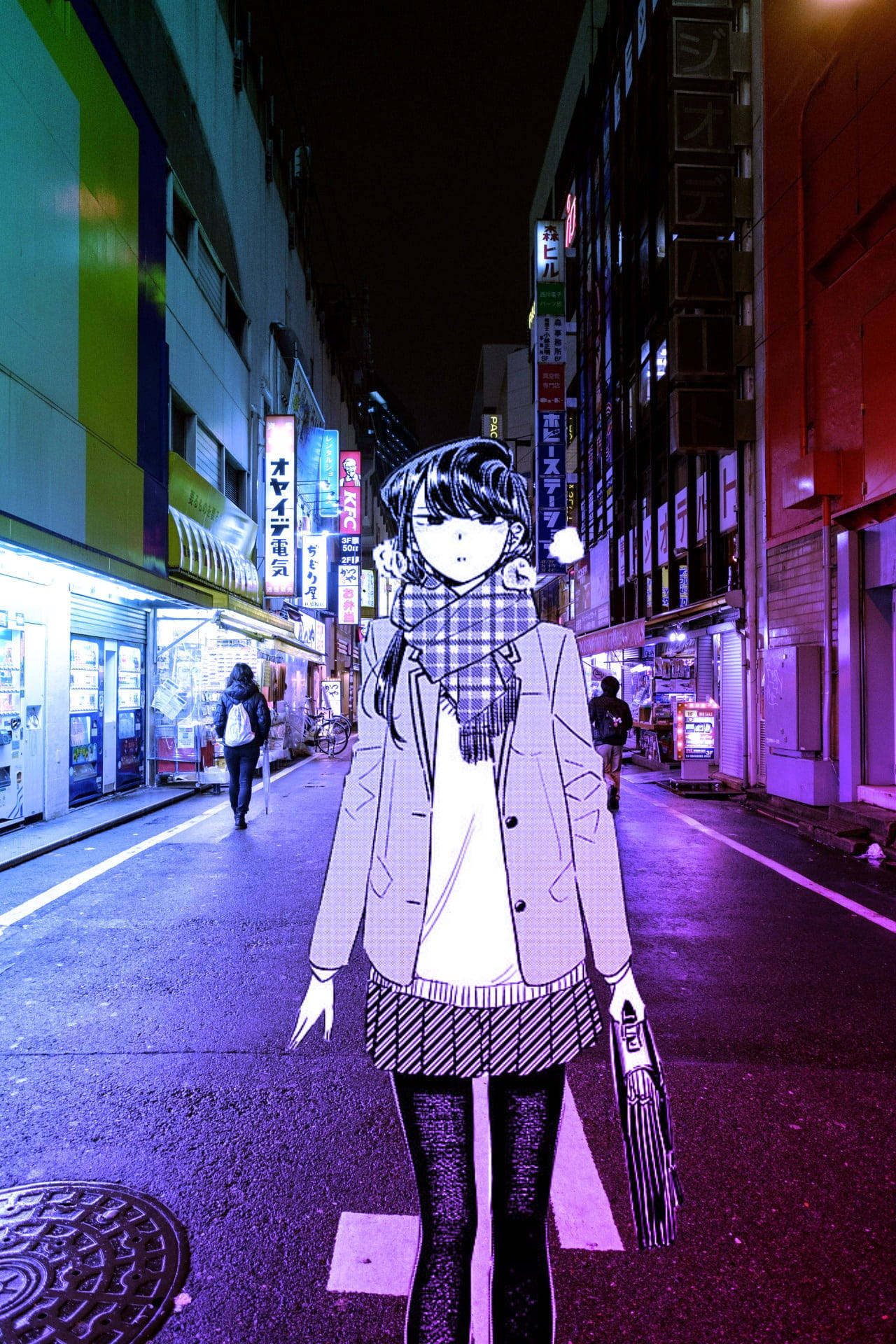 Komi San 桌布 壁紙 — 一個風格化的動漫女孩戴著格紋圍巾，在夜晚霓虹燈閃爍的東京小巷中行走，發光的招牌和潮濕的人行道反射出鮮豔的色彩。