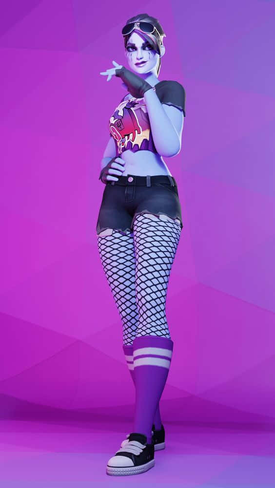 Ramirez Fortnite 桌布 壁紙 — 一個風格化的動漫女孩穿著魚網襪和圖案T恤，在充滿活力的紫色漸變背景前自信地擺姿勢。