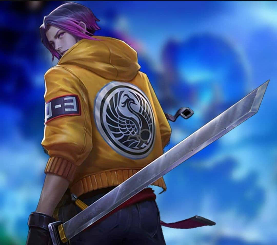 Mobile Legends 桌布 壁紙 — 一個風格化的動漫戰士，粉紅色頭髮，穿著黃色連帽衫，手持長劍，背景是充滿活力的藍天。