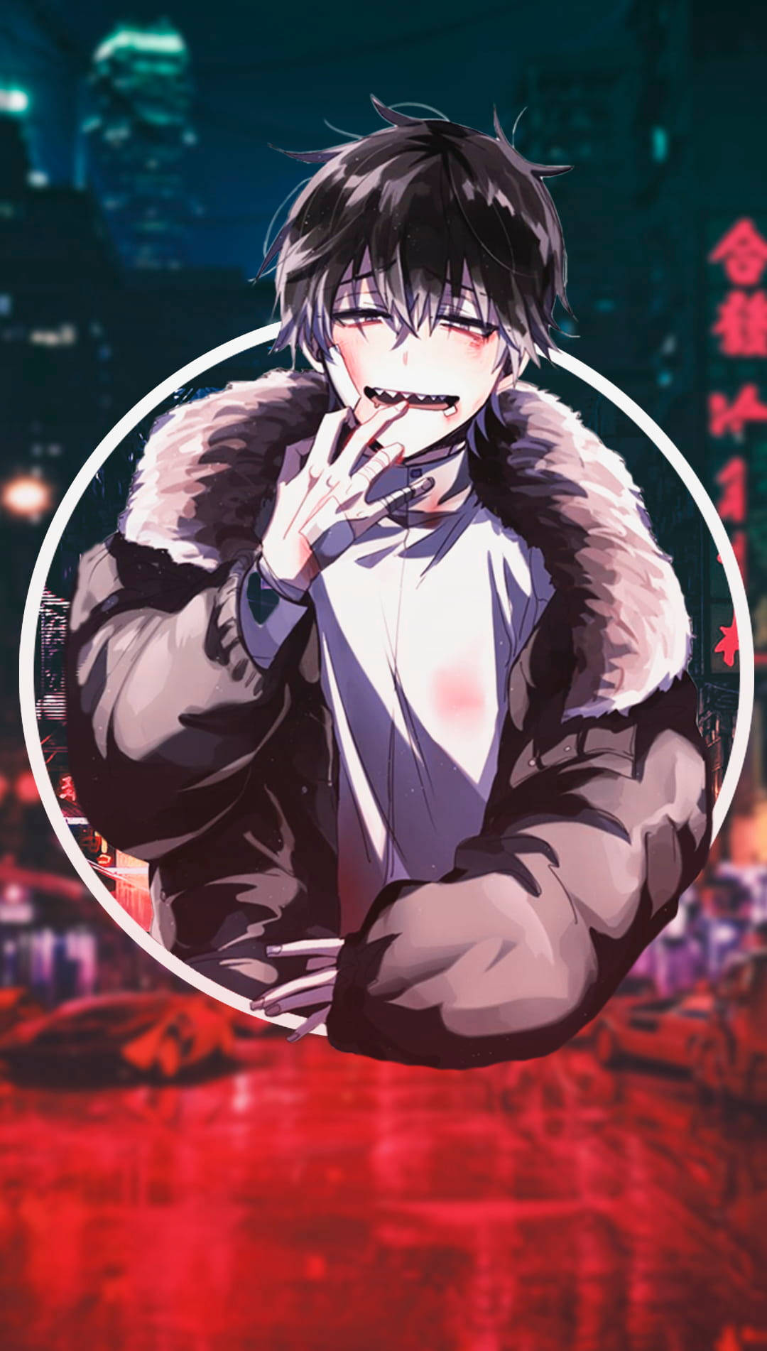 動漫男孩 桌布 壁紙 — 一個風格化的動漫男孩，深色頭髮，穿著毛領外套，在霓虹燈照亮、帶有紅色倒影的城市景觀中露出頑皮的笑容。