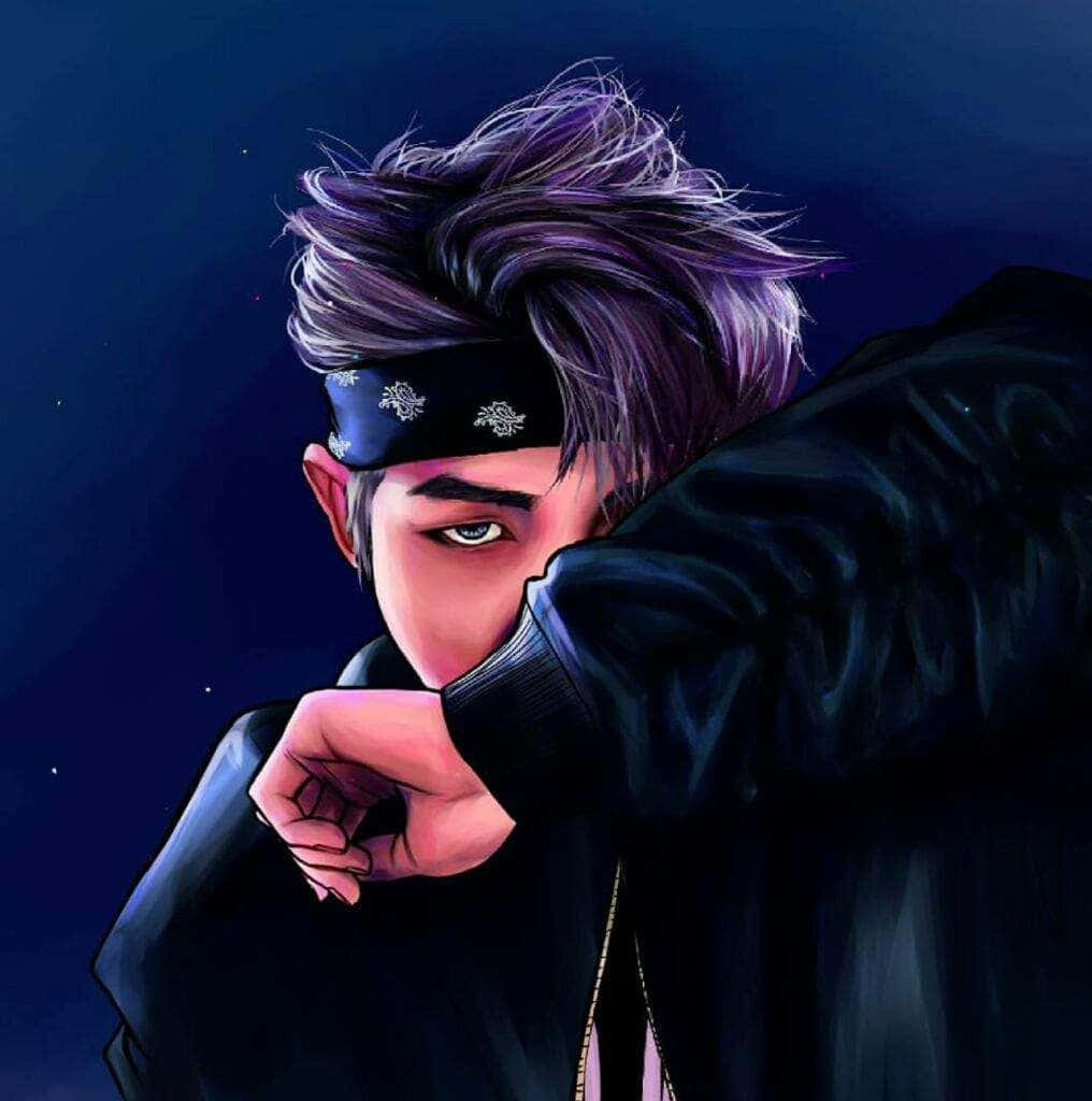 Bts Rap Monster 桌布 壁紙 — 一個風格化的動漫男孩，紫色頭髮和頭巾，在繁星點點的夜空下從手臂後面窺視。