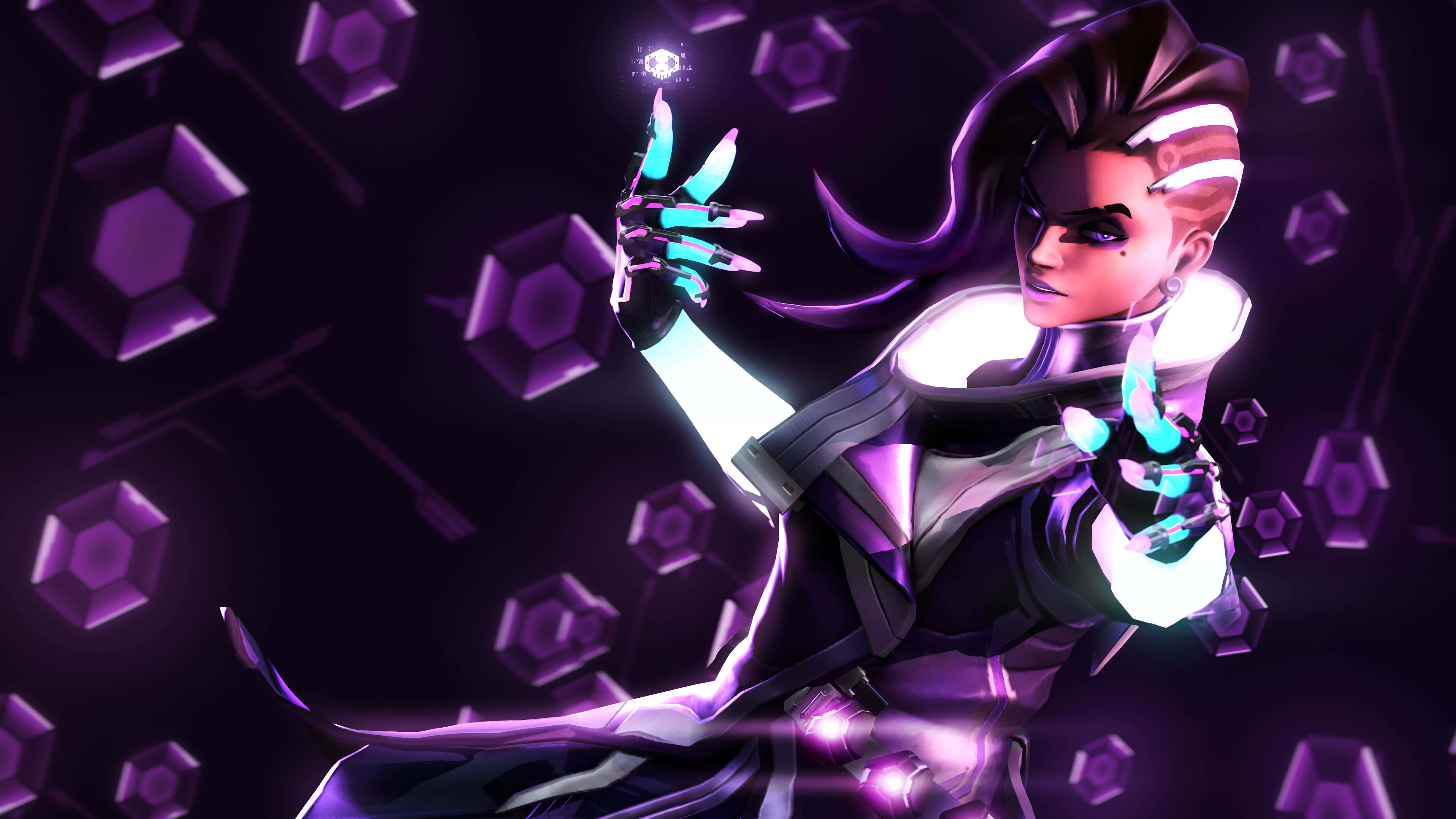 Overwatch Sombra 桌布 壁紙 — 一個風格化的動漫角色，帶有發光的紫色和青色能量，在黑暗背景上操控漂浮的六邊形。
