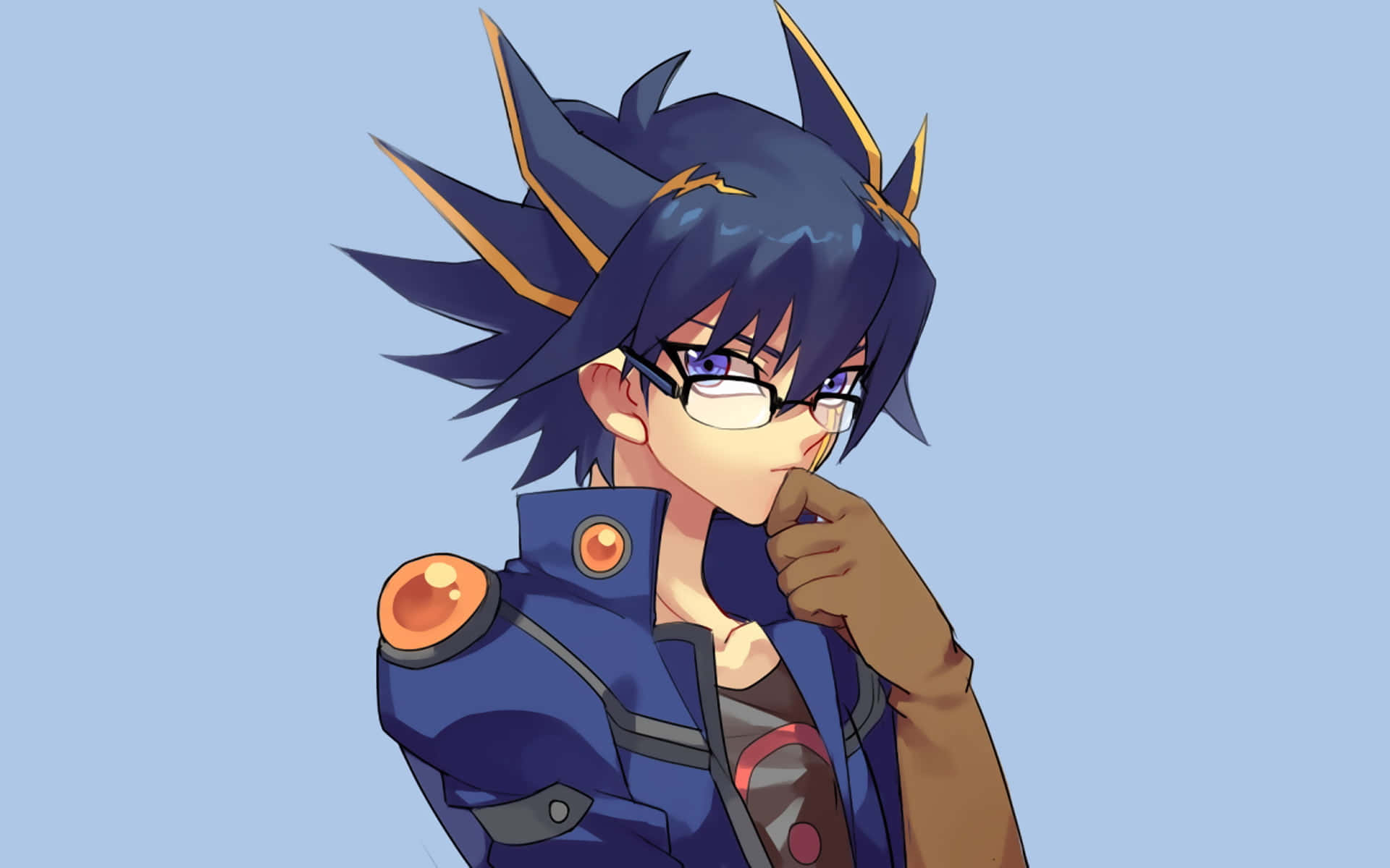 Yusei Fudo 桌布 壁紙 — 一個風格化的動漫角色，擁有尖刺的藍色頭髮和眼鏡，在純淺藍色背景前沉思。