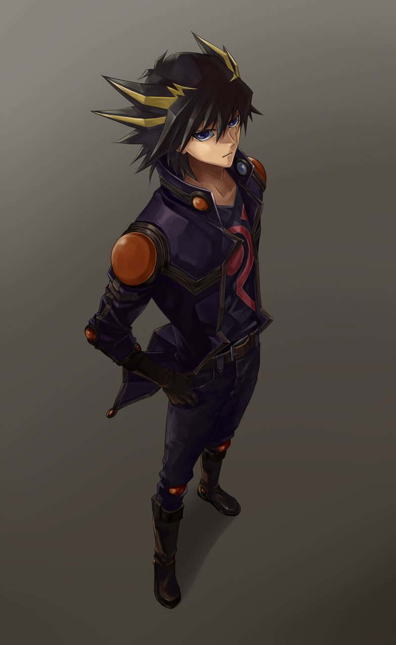 Yusei Fudo 桌布 壁紙 — 一個風格化的動漫角色，擁有尖刺的黑色和金色頭髮及藍色眼睛，穿著深紫色服裝，自信地站在純灰色背景前。