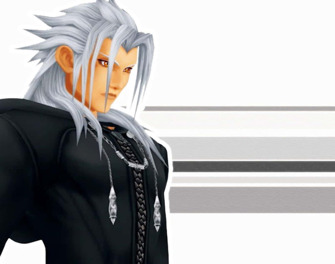 Kingdom Hearts Xemnas 桌布 壁紙 — 一個風格化的動漫角色，擁有尖刺銀髮和琥珀色眼睛，穿著帶有編織細節的黑色服裝，背景為極簡條紋。