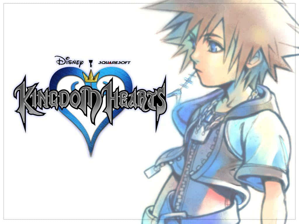 Kingdom Hearts Sora 桌布 壁紙 — 一個風格化的動漫角色，擁有尖刺頭髮和藍色眼睛，站在白色背景上的王國之心標誌旁邊。