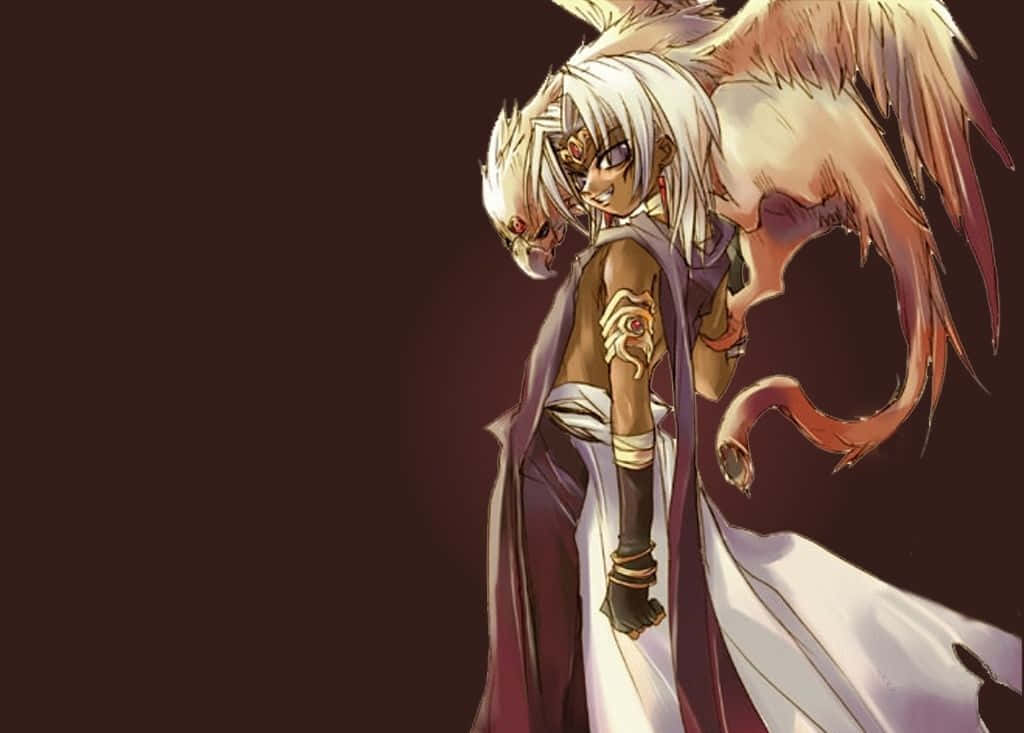 Marik Ishtar 桌布 壁紙 — 一個風格化的動漫角色，擁有白髮和大型羽毛翅膀，在黑暗背景下擺出戲劇性的姿勢。