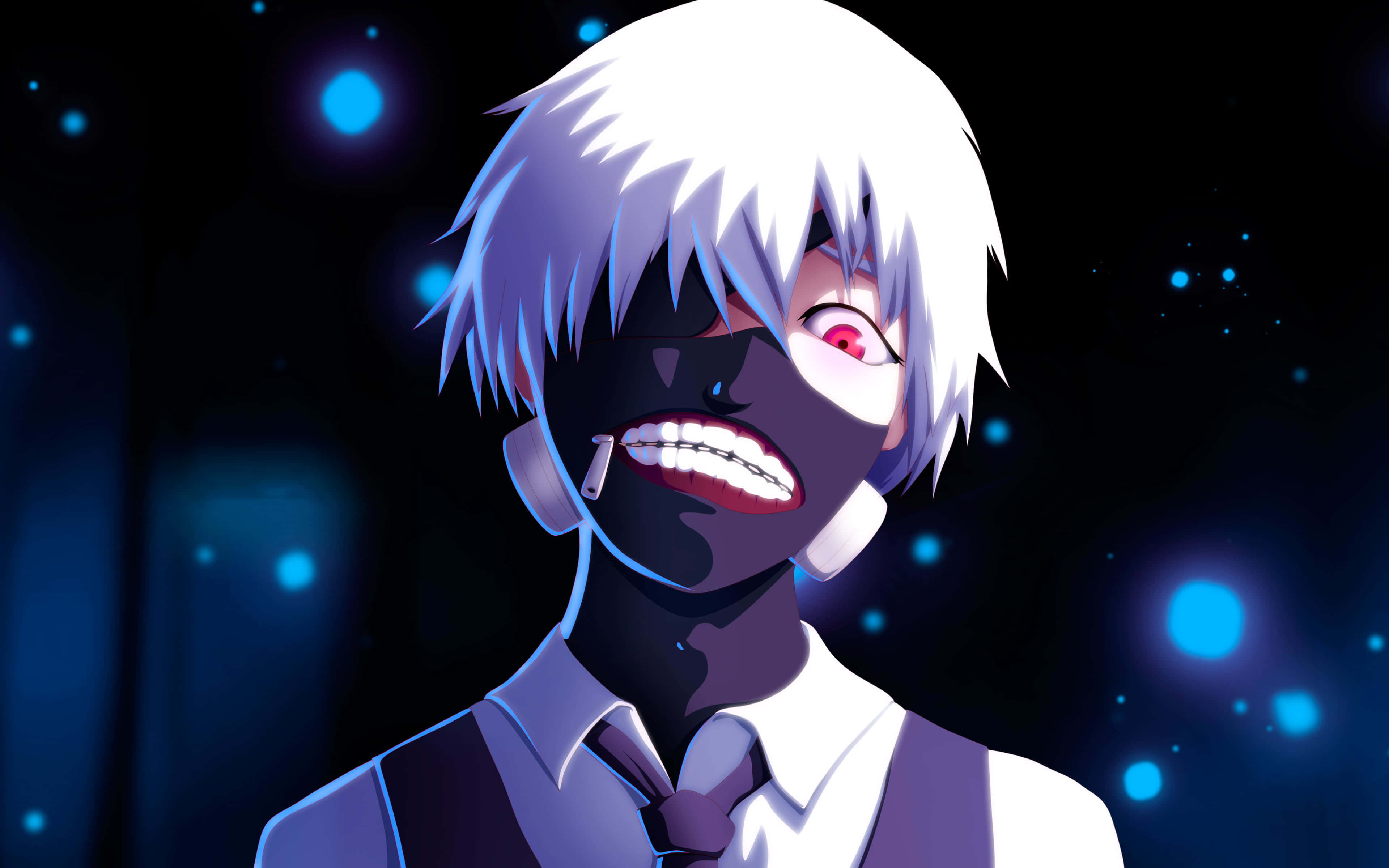 Kaneki's Mask 桌布 壁紙 — 一個風格化的動漫角色，白髮和發光的紅色眼睛，在深藍色散景背景中咧嘴笑。