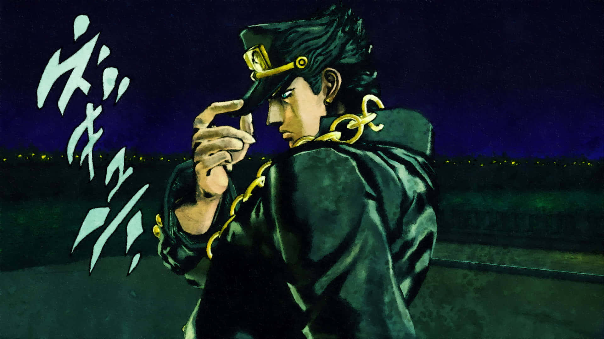 Jotaro Kujo 桌布 壁紙 — 一個風格化的動漫角色，身穿深綠色外套和帶金色裝飾的帽子，在夜晚站立，手指靠近臉龐，背景是深紫色的天空。
