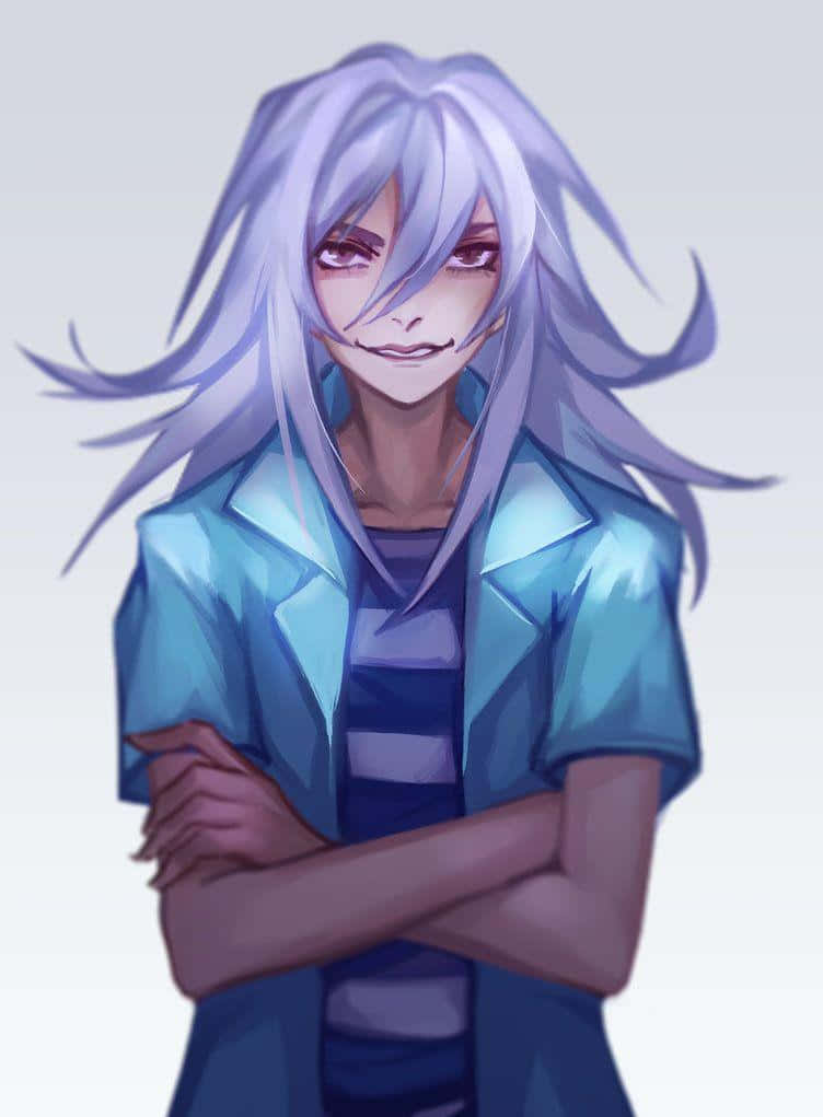 Yami Bakura 桌布 壁紙 — 一個風格化的動漫角色，銀色頭髮，自信地微笑，雙手交叉站立在純色背景前。