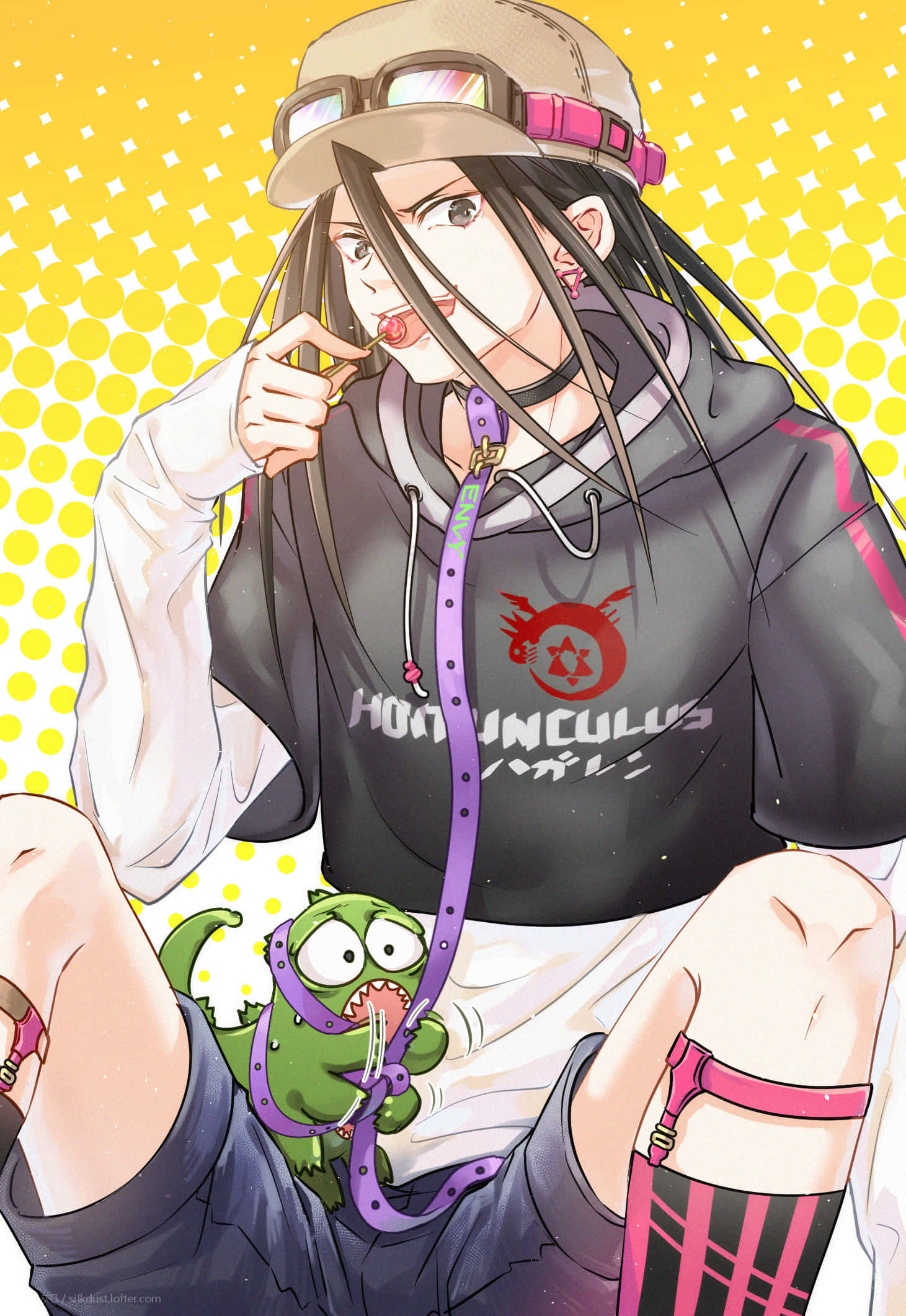 Fullmetal Alchemist Envy 桌布 壁紙 — 一個風格化的動漫角色，長著深色長髮，戴著帽子，拿著棒棒糖，一隻綠色小生物繫著皮帶坐在旁邊，背景是黃色圓點圖案。