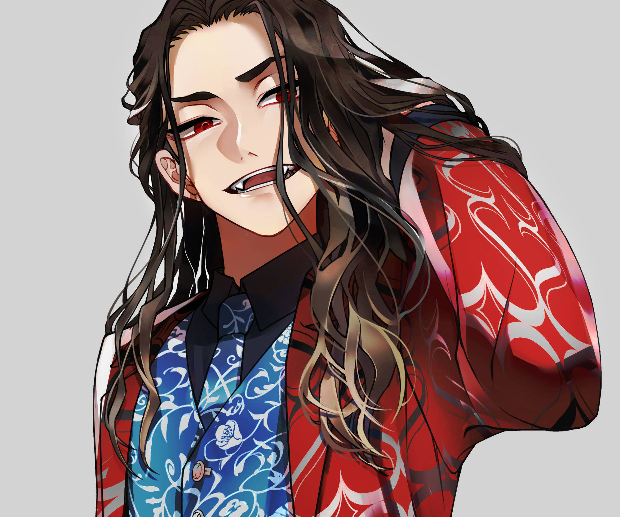 動漫男孩 桌布 壁紙 — 一個風格化的動漫角色，長長的黑髮和紅色的眼睛，穿著紅色圖案外套，內搭藍色花卉襯衫，背景是純灰色。