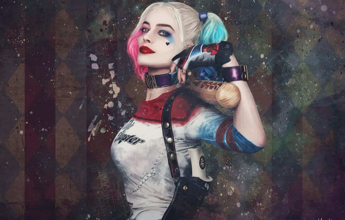 Harley Quinn Baseball Bat 桌布 壁紙 — 一個風格化的哈莉·奎茵，帶有粉紅色和藍色的雙馬尾，在潑濺的小丑背景前拿著棒球棍。