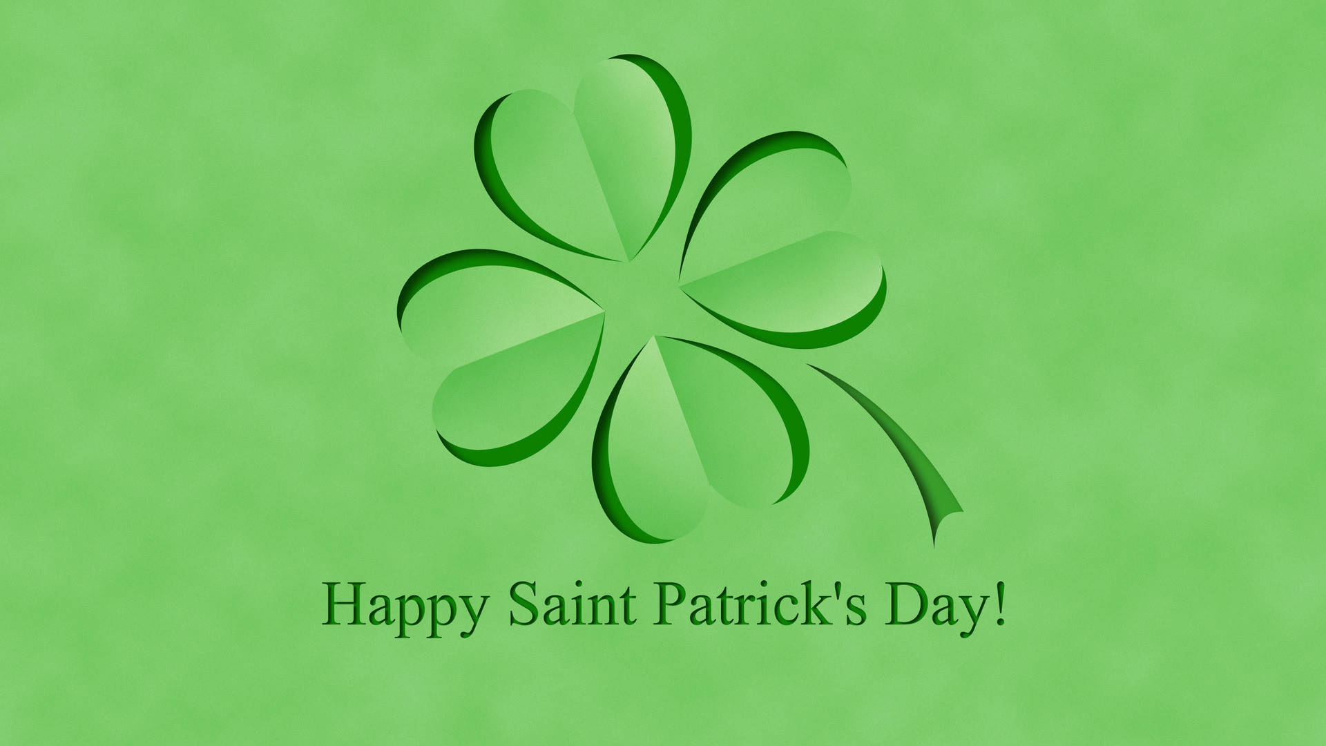 Happy St Patrick's Day 壁紙 — 一個風格化的四葉草，帶有分層的綠色花瓣，漂浮在帶有紋理的綠色背景上的節日文字上方。