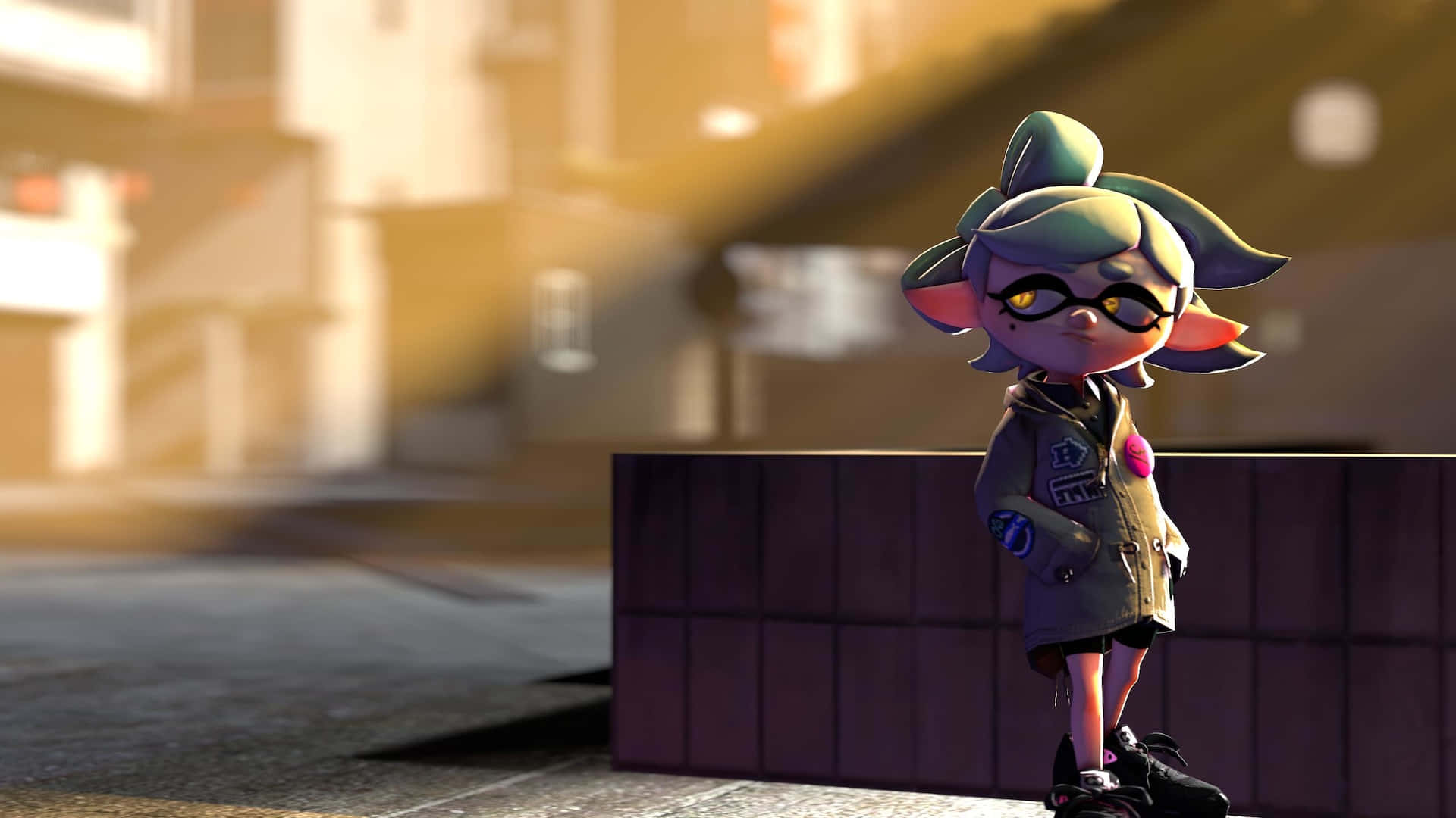 splatoon 桌布 壁紙 — 一個風格化的墨魚角色穿著風衣，站在沐浴在金色夕陽下的城市街道上。