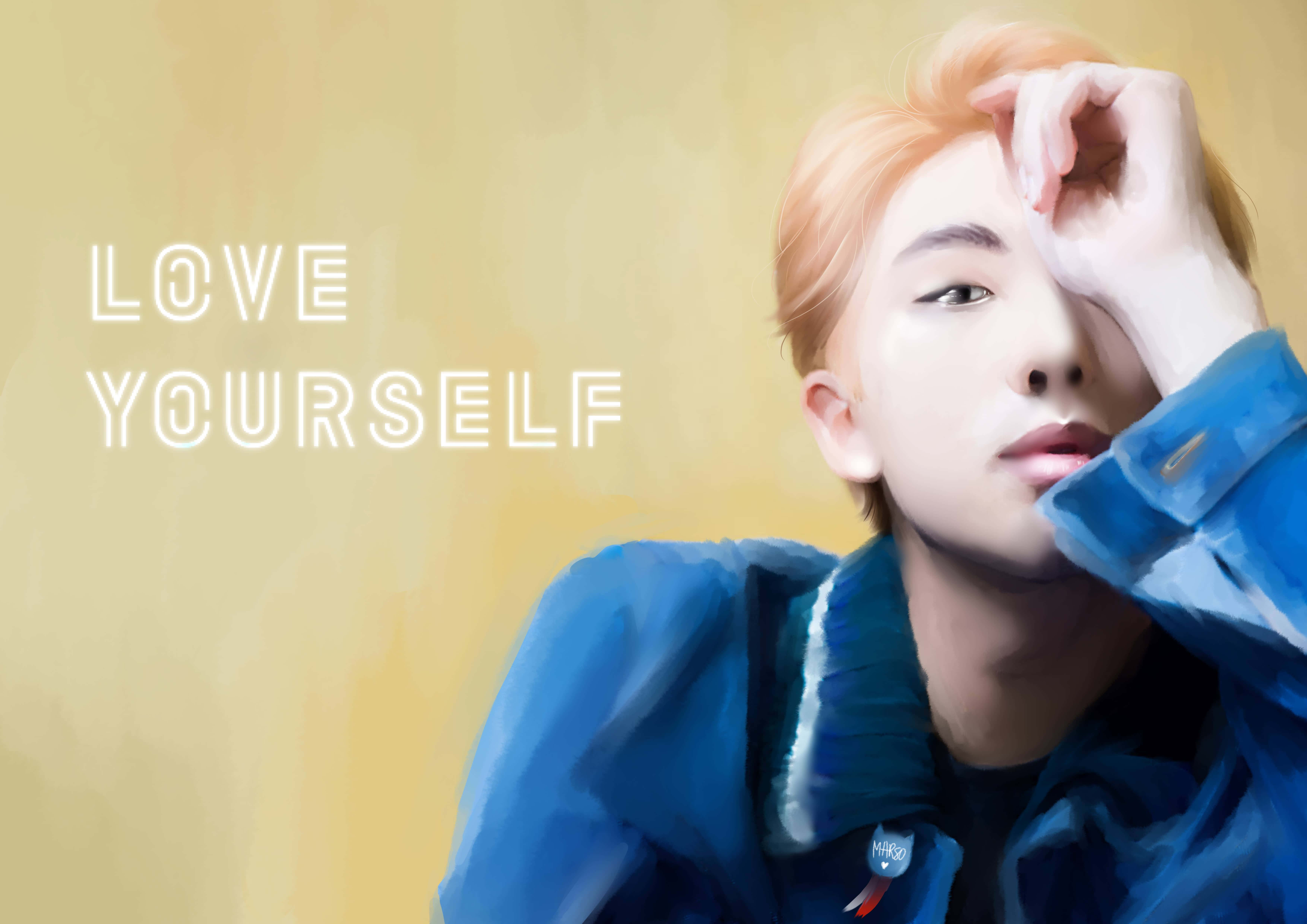 Bts Rap Monster 桌布 壁紙 — 一個風格化的年輕肖像，桃色頭髮，穿著藍色外套，背景是溫暖的黃色，上面有愛自己的文字。