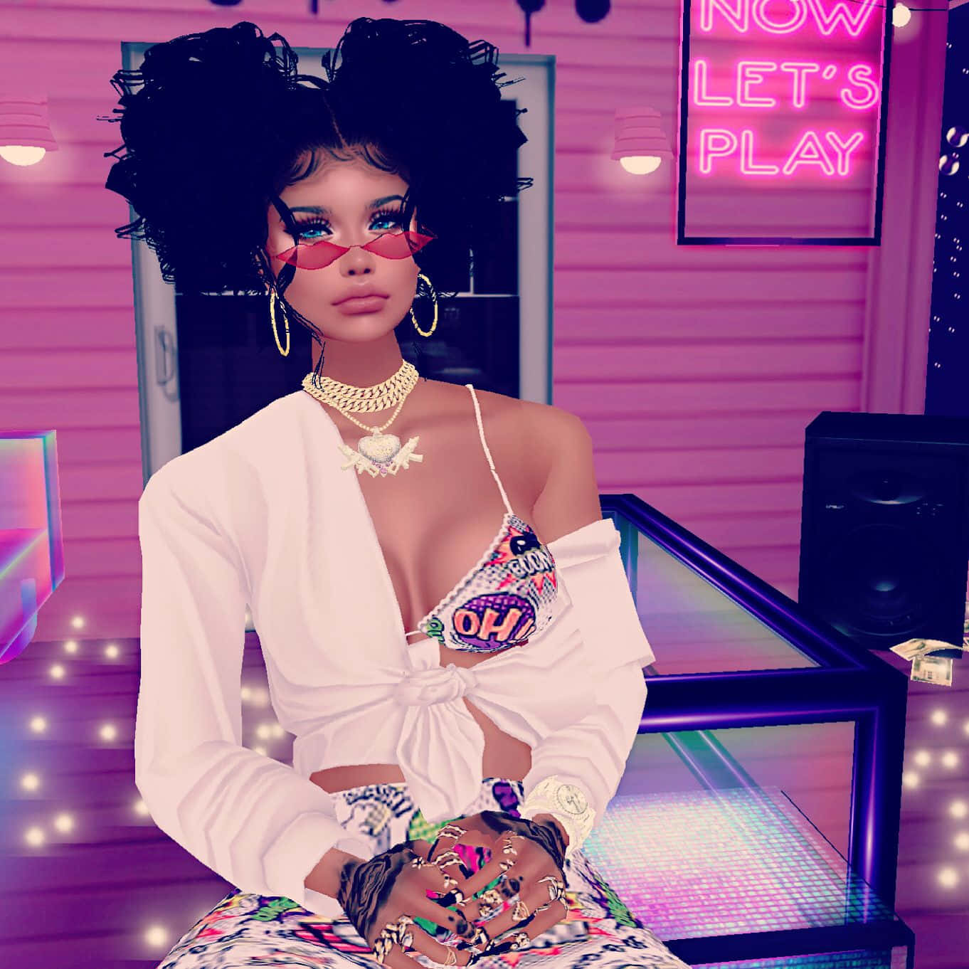 imvu 桌布 壁紙 — 一個風格化的數碼頭像，擁有豐盈的黑髮和粉紅色太陽眼鏡，在一個霓虹燈照亮的粉紅色房間裡自信地擺姿勢，房間裡有一個發光的「NOW LET'S PLAY」標誌。