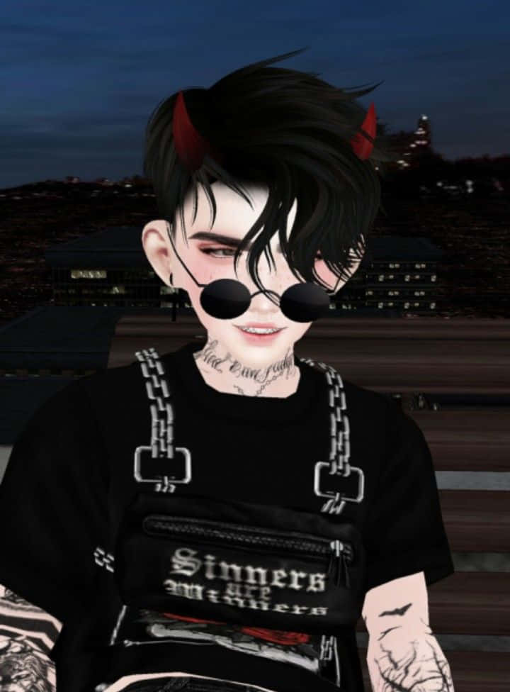 imvu 桌布 壁紙 — 一個風格化的數碼頭像，黑髮、紅色角、圓形太陽眼鏡，身穿黑色服裝配鏈條帶和一個寫有「Sinners are Winners」的小袋，背景是黃昏時分的城市天際線。
