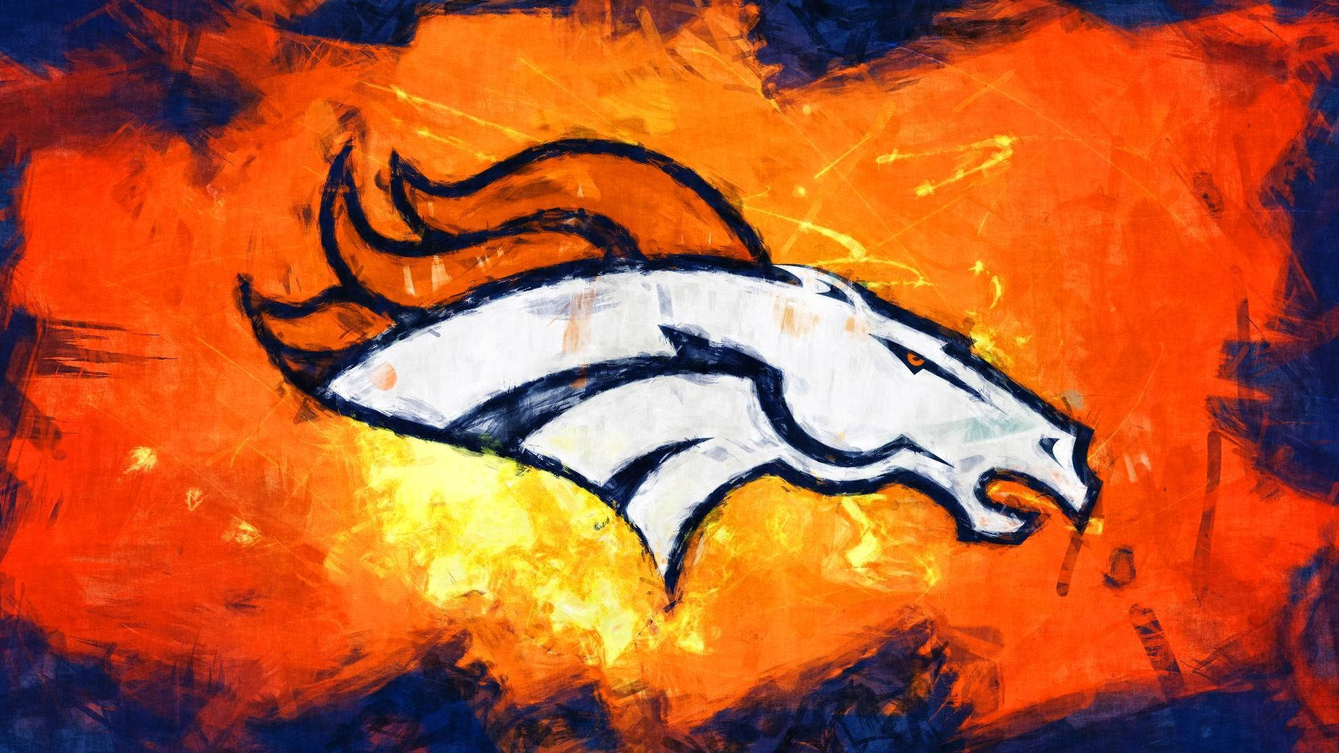 Denver Broncos Crayola Art 壁紙 — 一個風格化的白色馬頭標誌，帶有橙色鬃毛和黑色輪廓，在火熱的橙色和深藍色繪畫背景上爆發。