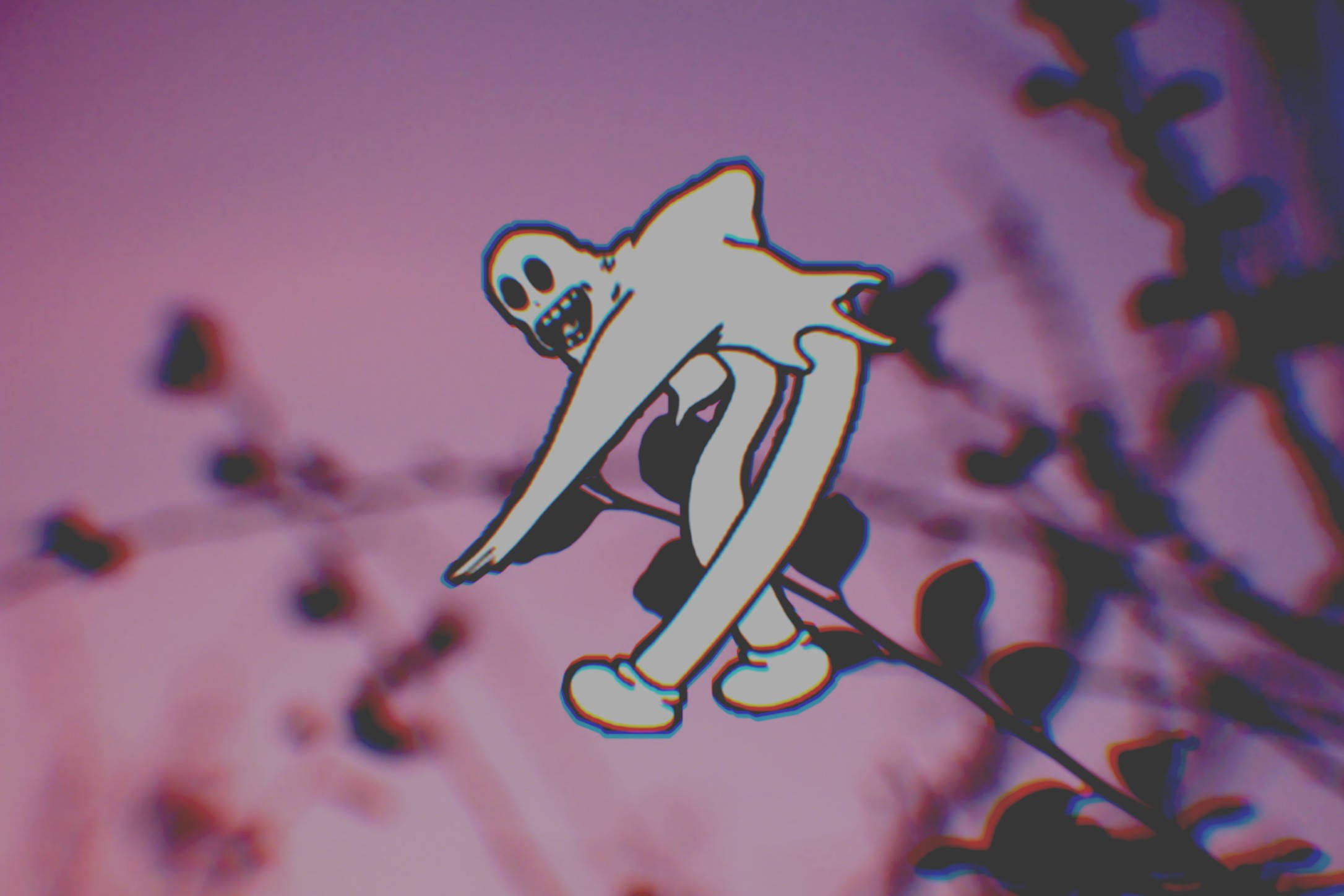 Ghostemane 桌布 壁紙 — 一個風格化的白色鬼魂，咧嘴大笑，緊抓著深色樹枝，背景是柔和的粉紅色和紫色模糊效果。