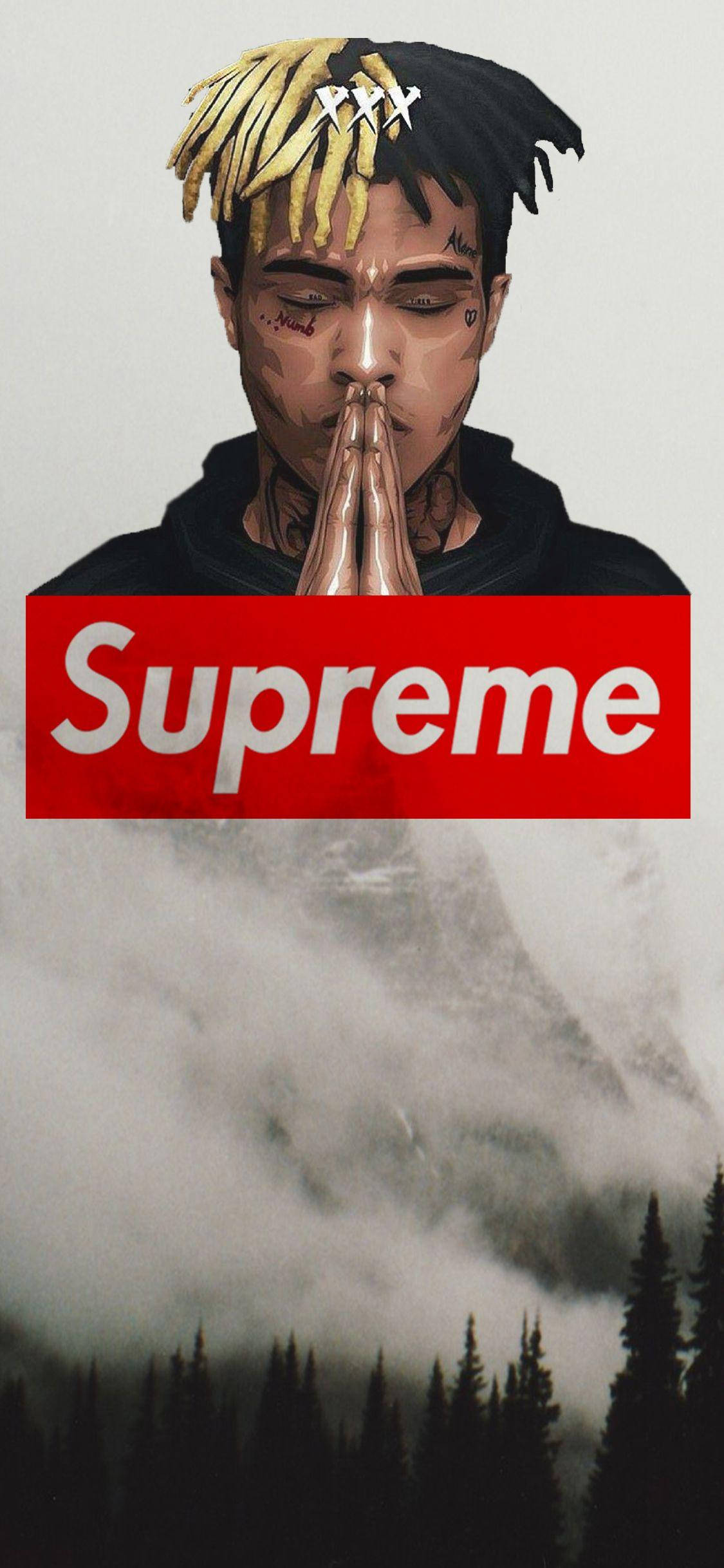 XXXTENTACION 桌布 壁紙 — 一個風格化的肖像，描繪一名擁有金色和黑色辮子及紋身的男子，在霧氣繚繞的山林背景上，於紅色Supreme標誌上方祈禱。