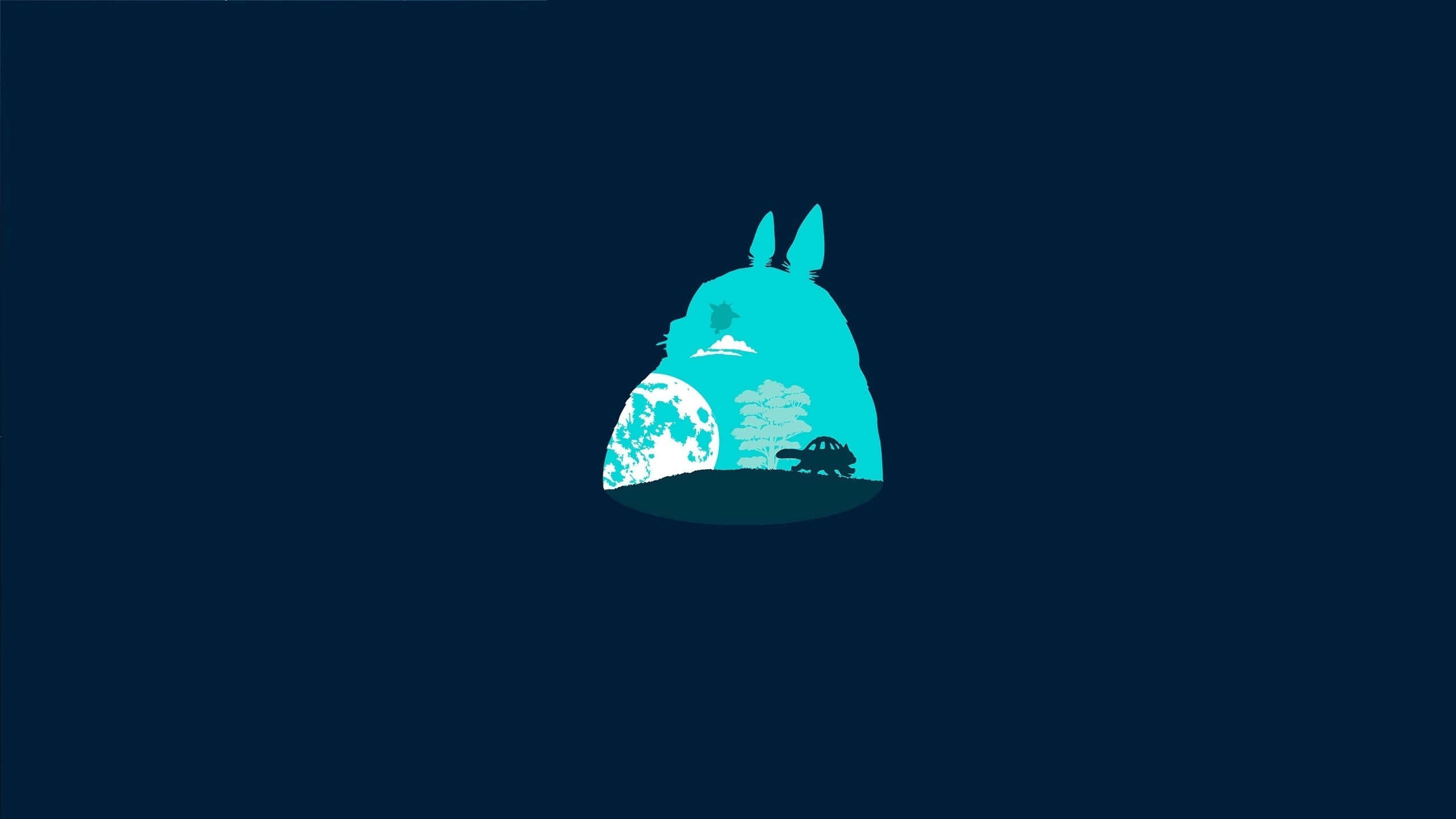Studio Ghibli Art 桌布 壁紙 — 一個風格化的藍綠色龍貓剪影，在深海軍藍背景下抱著月亮和樹木的場景。