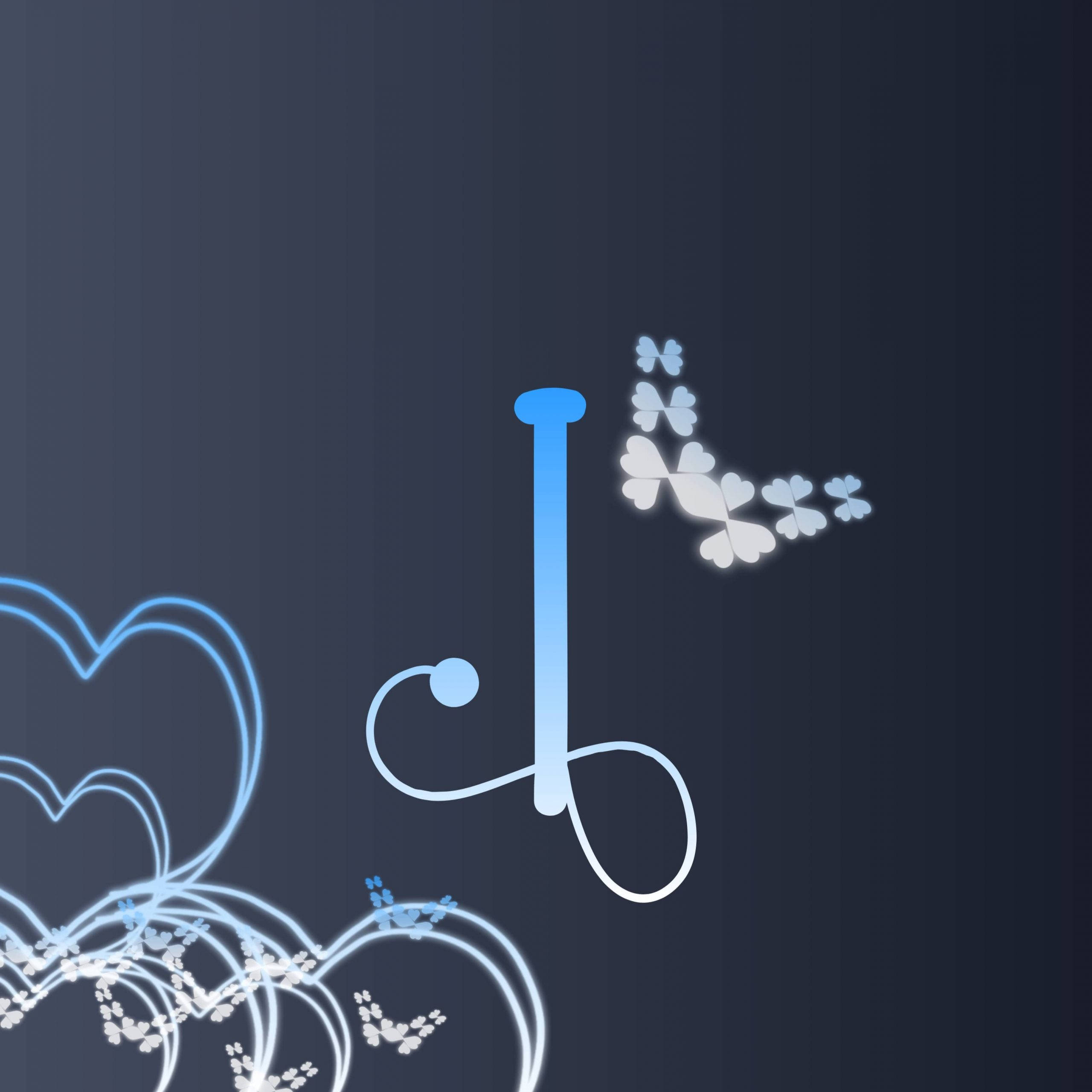 Typography 桌布 壁紙 — 一個風格化的藍色字母J，在深海軍藍背景上帶有發光的白色花卉漩渦和三葉草。