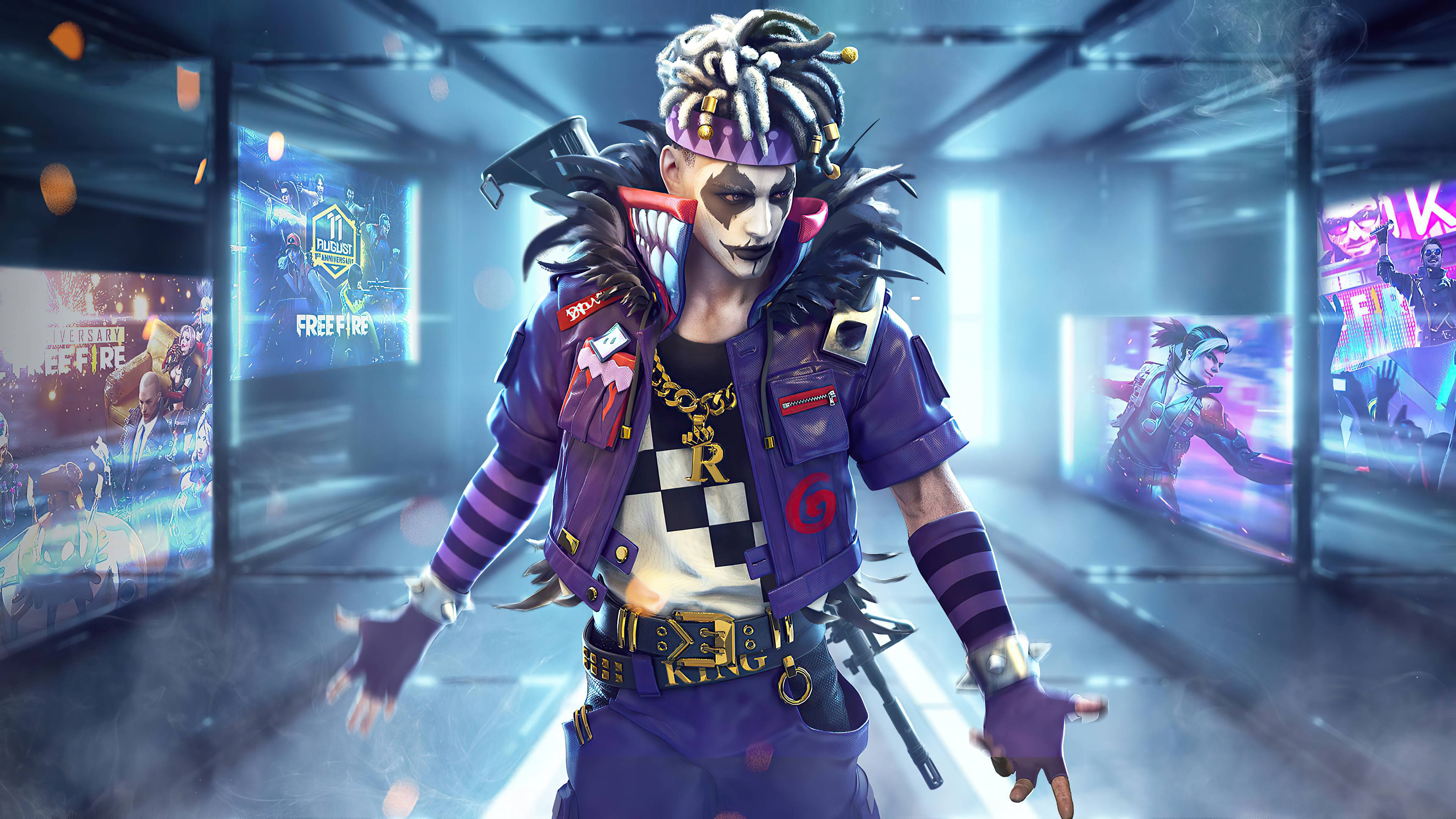 遊戲 桌布 壁紙 — 一個風格化的遊戲角色，梳著辮子頭並化著小丑妝，站在霓虹燈照亮的走廊中，兩側是發光的Free Fire海報。