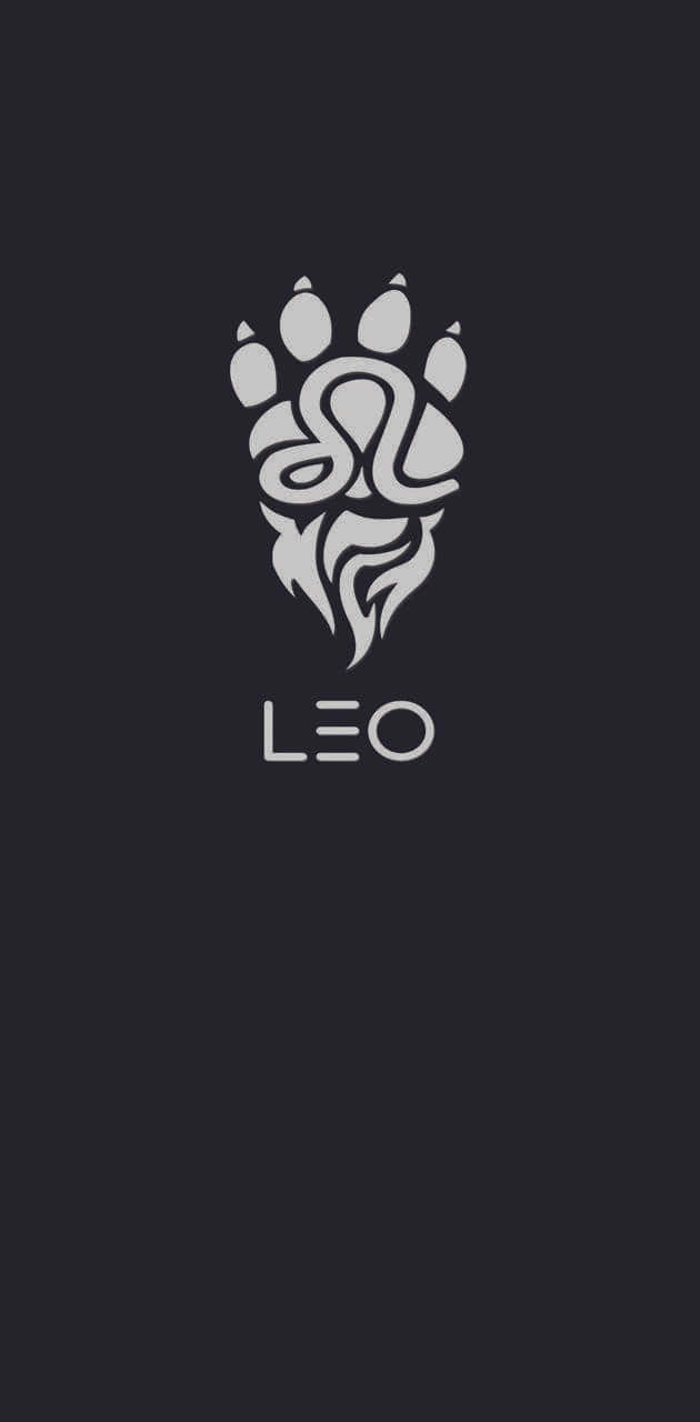 獅子 桌布 壁紙 — 一個風格化的銀色獅子爪印標誌，帶有整合的漩渦和鬍鬚設計，居中在深色背景上，下方有LEO字樣。
