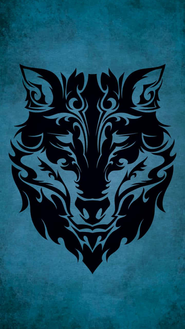 Tribal Wolf 桌布 壁紙 — 一個風格化的黑色部落狼頭，帶有複雜的漩渦圖案，置於有紋理的青綠色背景上。