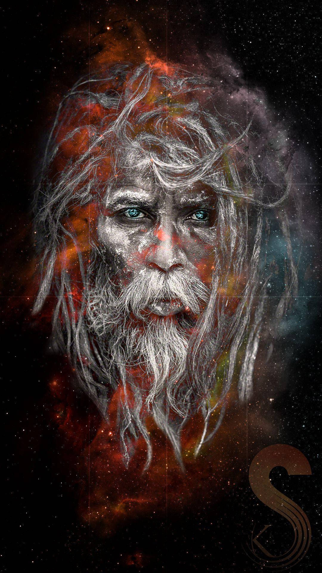 Aghori 桌布 壁紙 — 一個飽經風霜、留著鬍鬚的男人，擁有銳利的藍色眼睛，從紅色和橙色的宇宙星雲中浮現，背景是佈滿星光的黑色虛空。