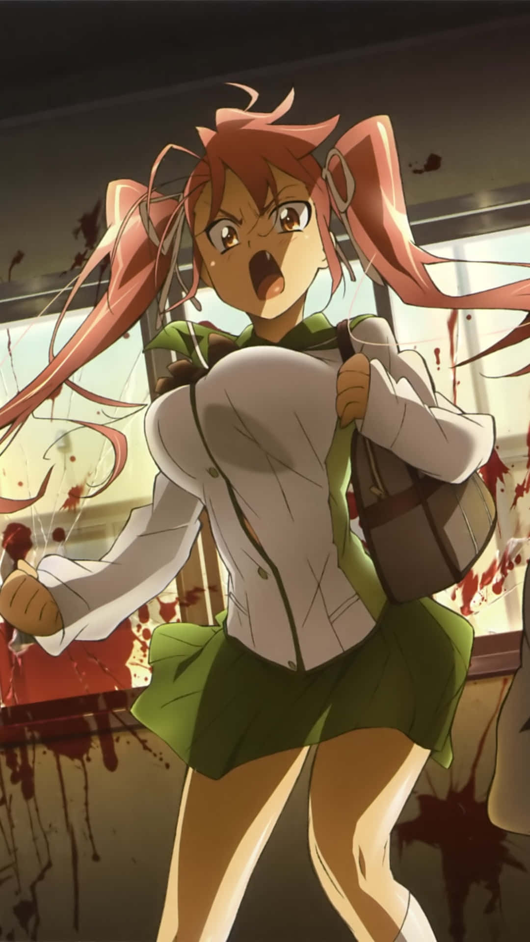 Highschool Of The Dead 桌布 壁紙 — 一個驚恐的動漫女孩，粉紅色雙馬尾，穿著綠色校服，站在血跡斑斑的房間裡，緊緊抓住她的書包。